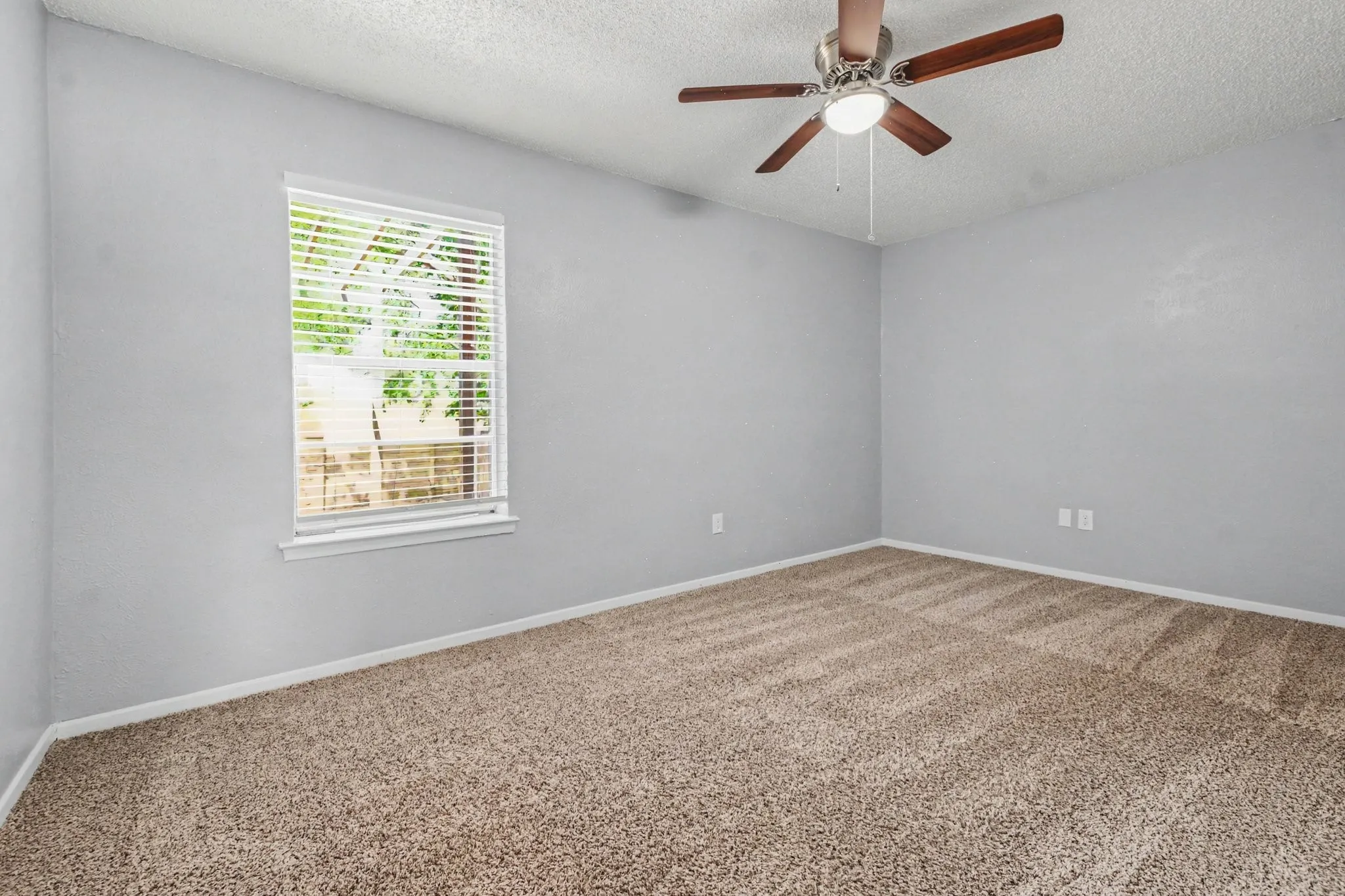 Single Family Residence For Sale in Tarrant County , 405 Sixpence Lane, Euless, Texas 76039, 3 Bedroom, 2 Bathroom, 2 Garage spaces, 1,569 Sqft, built in 1981, mls#21384188, Real Estate Agent in Euless, Homes For Sale in Tarrant county, Homes For Sale in Euless, Realtor in Euless Texas, Real Estate Brokerage Independent Realty Texas, Luminita Cordes Realtor