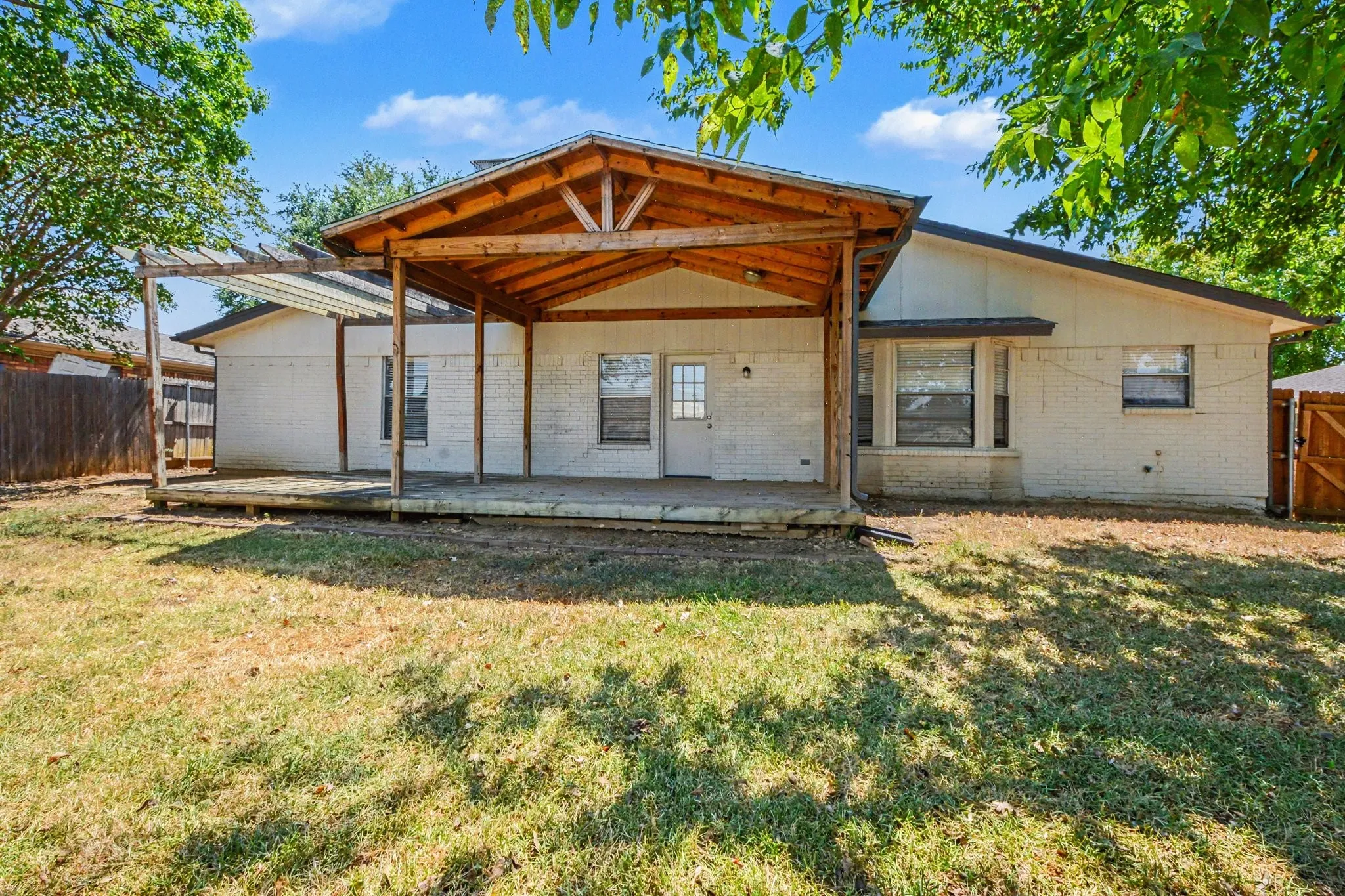 Single Family Residence For Sale in Tarrant County , 405 Sixpence Lane, Euless, Texas 76039, 3 Bedroom, 2 Bathroom, 2 Garage spaces, 1,569 Sqft, built in 1981, mls#21384188, Real Estate Agent in Euless, Homes For Sale in Tarrant county, Homes For Sale in Euless, Realtor in Euless Texas, Real Estate Brokerage Independent Realty Texas, Luminita Cordes Realtor