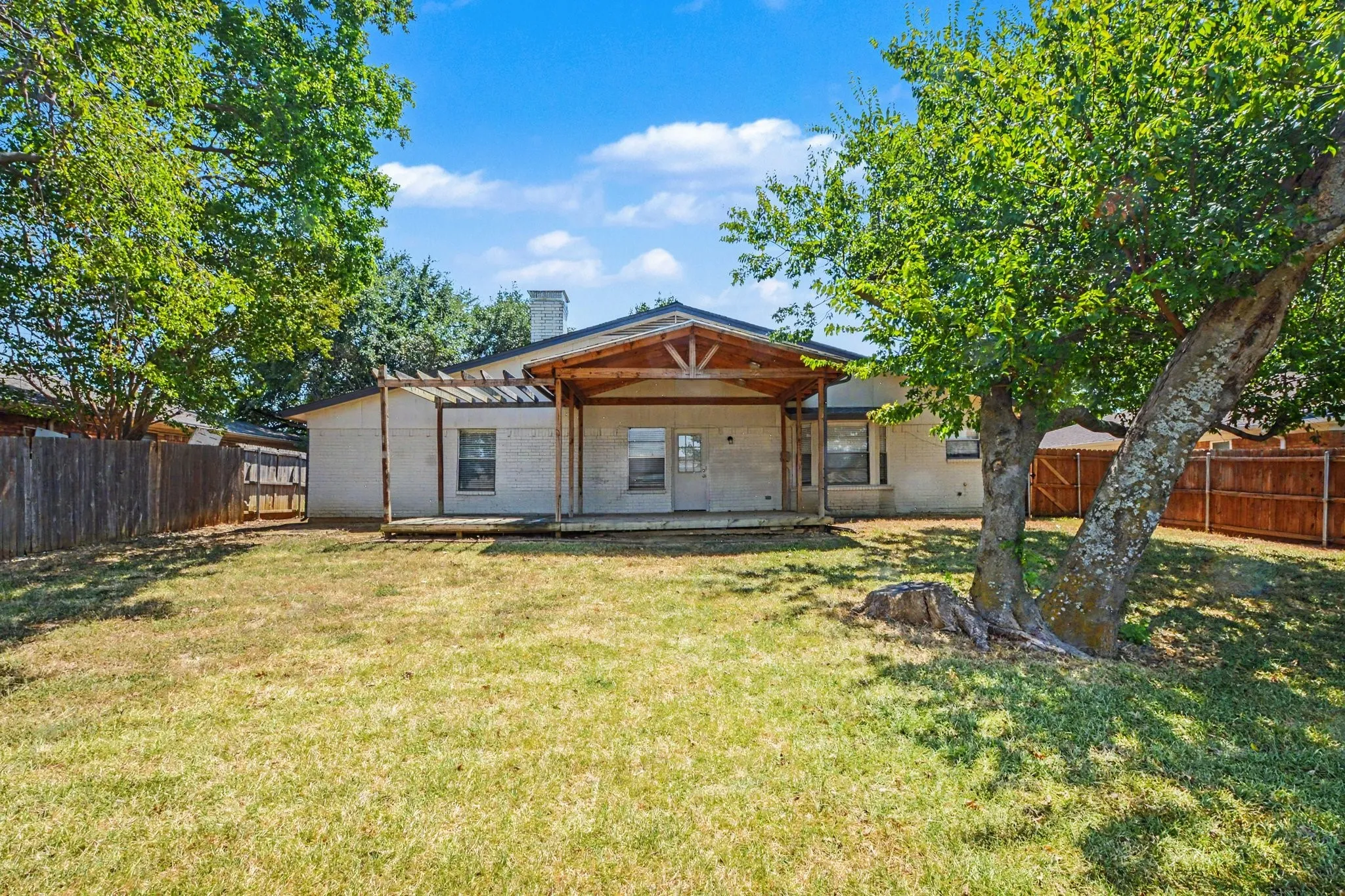 Single Family Residence For Sale in Tarrant County , 405 Sixpence Lane, Euless, Texas 76039, 3 Bedroom, 2 Bathroom, 2 Garage spaces, 1,569 Sqft, built in 1981, mls#21384188, Real Estate Agent in Euless, Homes For Sale in Tarrant county, Homes For Sale in Euless, Realtor in Euless Texas, Real Estate Brokerage Independent Realty Texas, Luminita Cordes Realtor