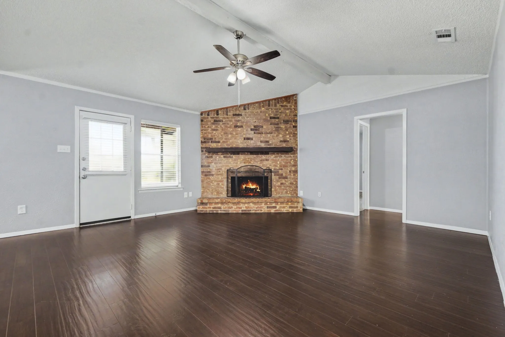 Single Family Residence For Sale in Tarrant County , 405 Sixpence Lane, Euless, Texas 76039, 3 Bedroom, 2 Bathroom, 2 Garage spaces, 1,569 Sqft, built in 1981, mls#21384188, Real Estate Agent in Euless, Homes For Sale in Tarrant county, Homes For Sale in Euless, Realtor in Euless Texas, Real Estate Brokerage Independent Realty Texas, Luminita Cordes Realtor