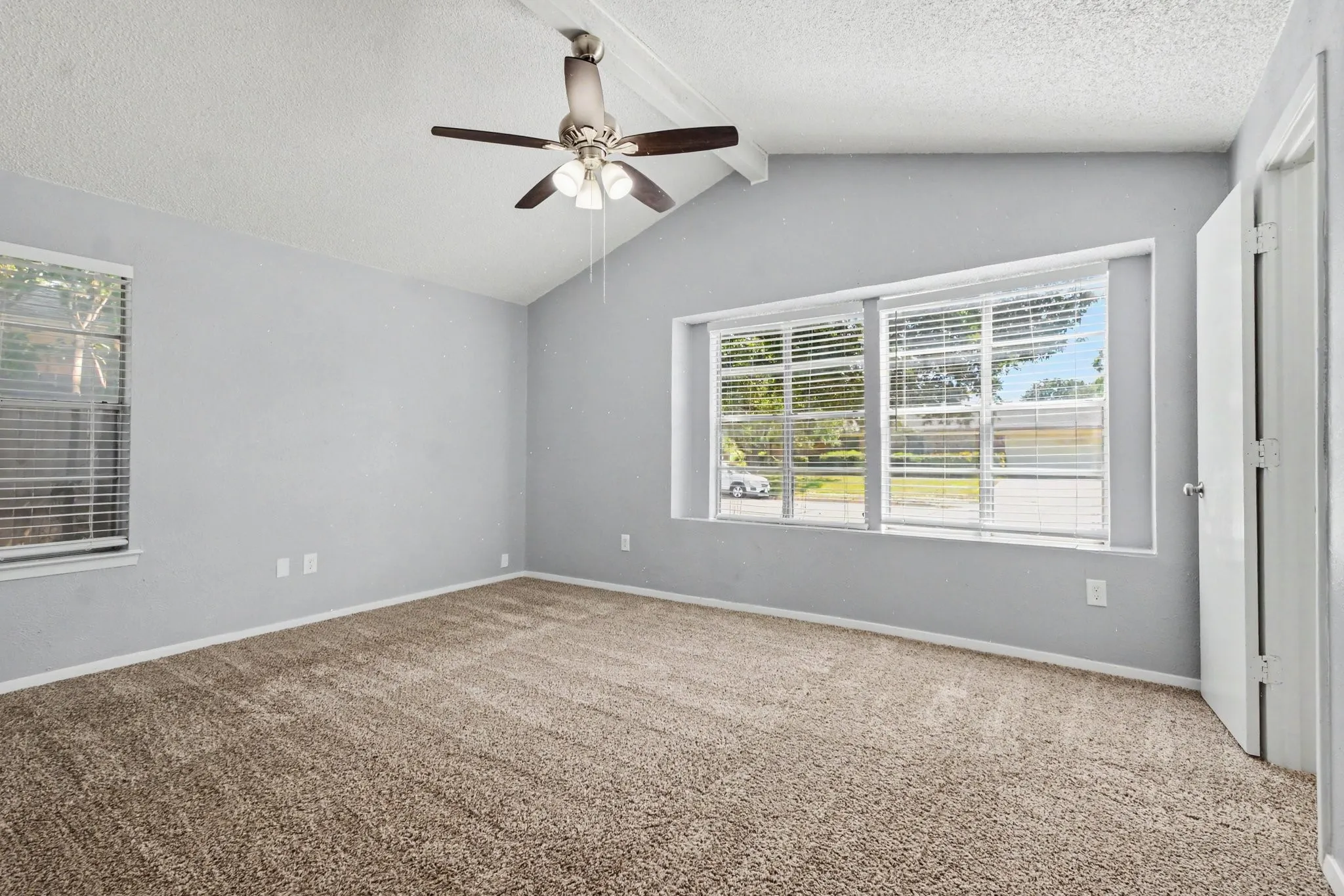 Single Family Residence For Sale in Tarrant County , 405 Sixpence Lane, Euless, Texas 76039, 3 Bedroom, 2 Bathroom, 2 Garage spaces, 1,569 Sqft, built in 1981, mls#21384188, Real Estate Agent in Euless, Homes For Sale in Tarrant county, Homes For Sale in Euless, Realtor in Euless Texas, Real Estate Brokerage Independent Realty Texas, Luminita Cordes Realtor