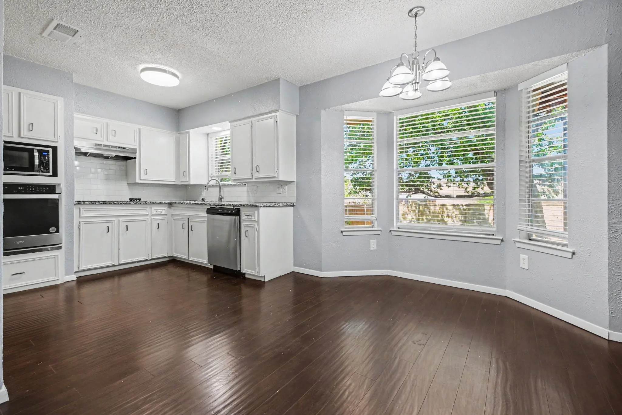 Single Family Residence For Sale in Tarrant County , 405 Sixpence Lane, Euless, Texas 76039, 3 Bedroom, 2 Bathroom, 2 Garage spaces, 1,569 Sqft, built in 1981, mls#21384188, Real Estate Agent in Euless, Homes For Sale in Tarrant county, Homes For Sale in Euless, Realtor in Euless Texas, Real Estate Brokerage Independent Realty Texas, Luminita Cordes Realtor
