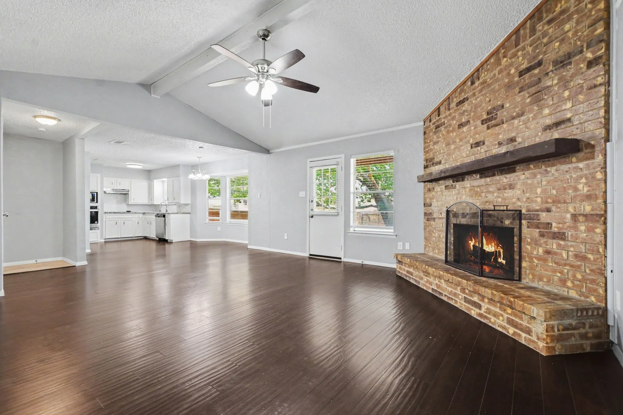 Single Family Residence For Sale in Tarrant County , 405 Sixpence Lane, Euless, Texas 76039, 3 Bedroom, 2 Bathroom, 2 Garage spaces, 1,569 Sqft, built in 1981, mls#21384188, Real Estate Agent in Euless, Homes For Sale in Tarrant county, Homes For Sale in Euless, Realtor in Euless Texas, Real Estate Brokerage Independent Realty Texas, Luminita Cordes Realtor