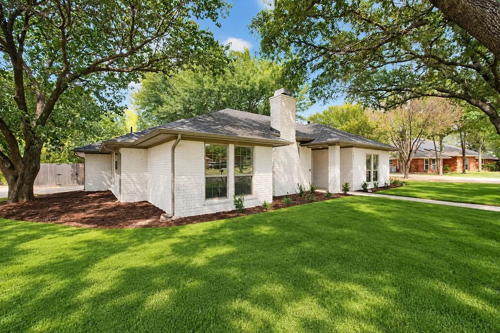 Single Family Residence For Sale in Denton County , 141 Baird Circle, Highland Village, Texas 75077, 3 Bedroom, 2 Bathroom, 2 Garage spaces, 1,842 Sqft, built in 1986, mls#21384272, Real Estate Agent in Highland Village, Homes For Sale in Denton county, Homes For Sale in Highland Village, Realtor in Highland Village Texas, Real Estate Brokerage Independent Realty Texas, Luminita Cordes Realtor