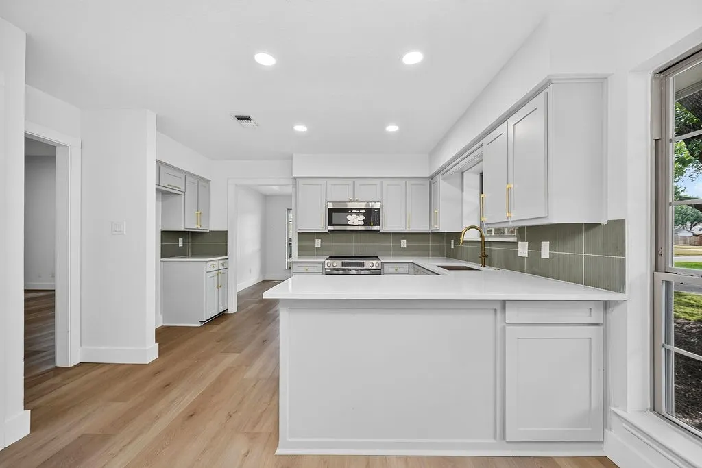 Single Family Residence For Sale in Denton County , 141 Baird Circle, Highland Village, Texas 75077, 3 Bedroom, 2 Bathroom, 2 Garage spaces, 1,842 Sqft, built in 1986, mls#21384272, Real Estate Agent in Highland Village, Homes For Sale in Denton county, Homes For Sale in Highland Village, Realtor in Highland Village Texas, Real Estate Brokerage Independent Realty Texas, Luminita Cordes Realtor