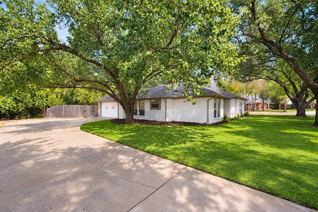 Single Family Residence For Sale in Denton County , 141 Baird Circle, Highland Village, Texas 75077, 3 Bedroom, 2 Bathroom, 2 Garage spaces, 1,842 Sqft, built in 1986, mls#21384272, Real Estate Agent in Highland Village, Homes For Sale in Denton county, Homes For Sale in Highland Village, Realtor in Highland Village Texas, Real Estate Brokerage Independent Realty Texas, Luminita Cordes Realtor