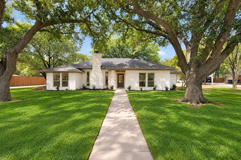 Single Family Residence For Sale in Denton County , 141 Baird Circle, Highland Village, Texas 75077, 3 Bedroom, 2 Bathroom, 2 Garage spaces, 1,842 Sqft, built in 1986, mls#21384272, Real Estate Agent in Highland Village, Homes For Sale in Denton county, Homes For Sale in Highland Village, Realtor in Highland Village Texas, Real Estate Brokerage Independent Realty Texas, Luminita Cordes Realtor
