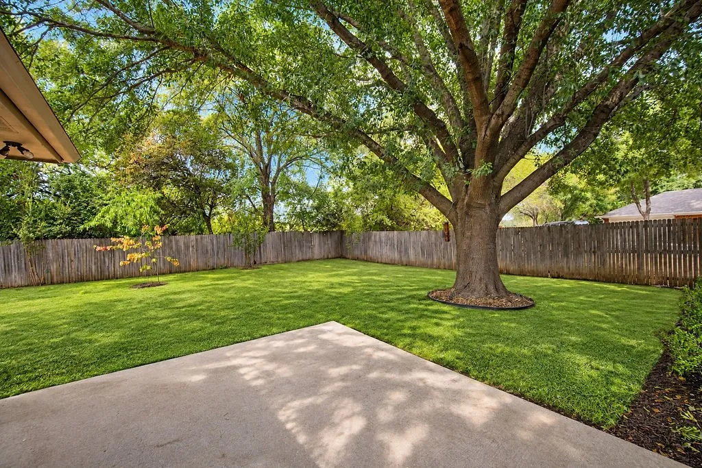 Single Family Residence For Sale in Denton County , 141 Baird Circle, Highland Village, Texas 75077, 3 Bedroom, 2 Bathroom, 2 Garage spaces, 1,842 Sqft, built in 1986, mls#21384272, Real Estate Agent in Highland Village, Homes For Sale in Denton county, Homes For Sale in Highland Village, Realtor in Highland Village Texas, Real Estate Brokerage Independent Realty Texas, Luminita Cordes Realtor