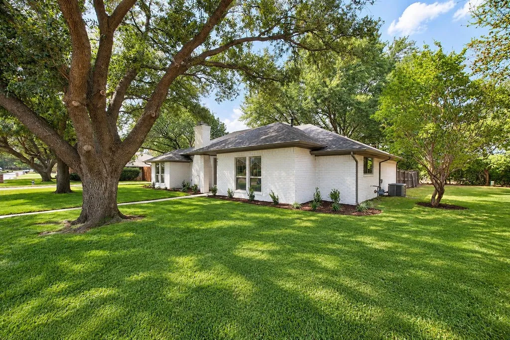 Single Family Residence For Sale in Denton County , 141 Baird Circle, Highland Village, Texas 75077, 3 Bedroom, 2 Bathroom, 2 Garage spaces, 1,842 Sqft, built in 1986, mls#21384272, Real Estate Agent in Highland Village, Homes For Sale in Denton county, Homes For Sale in Highland Village, Realtor in Highland Village Texas, Real Estate Brokerage Independent Realty Texas, Luminita Cordes Realtor