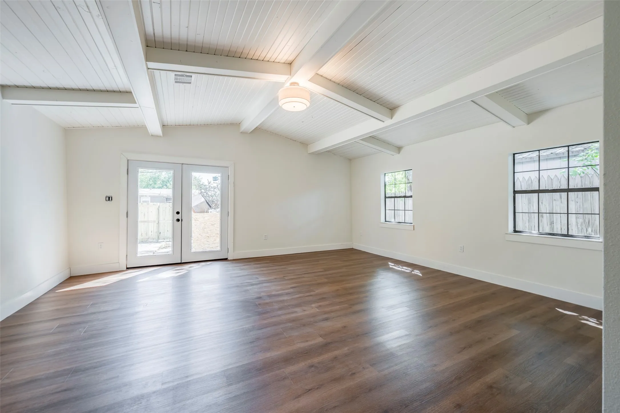 Single Family Residence For Sale in Dallas County , 10618 Cotillion Drive, Dallas, Texas 75228, 3 Bedroom, 2 Bathroom, 1 Garage spaces, 1,975 Sqft, built in 1954, mls#21383412, Real Estate Agent in Dallas, Homes For Sale in Dallas county, Homes For Sale in Dallas, Realtor in Dallas Texas, Real Estate Brokerage Independent Realty Texas, Luminita Cordes Realtor