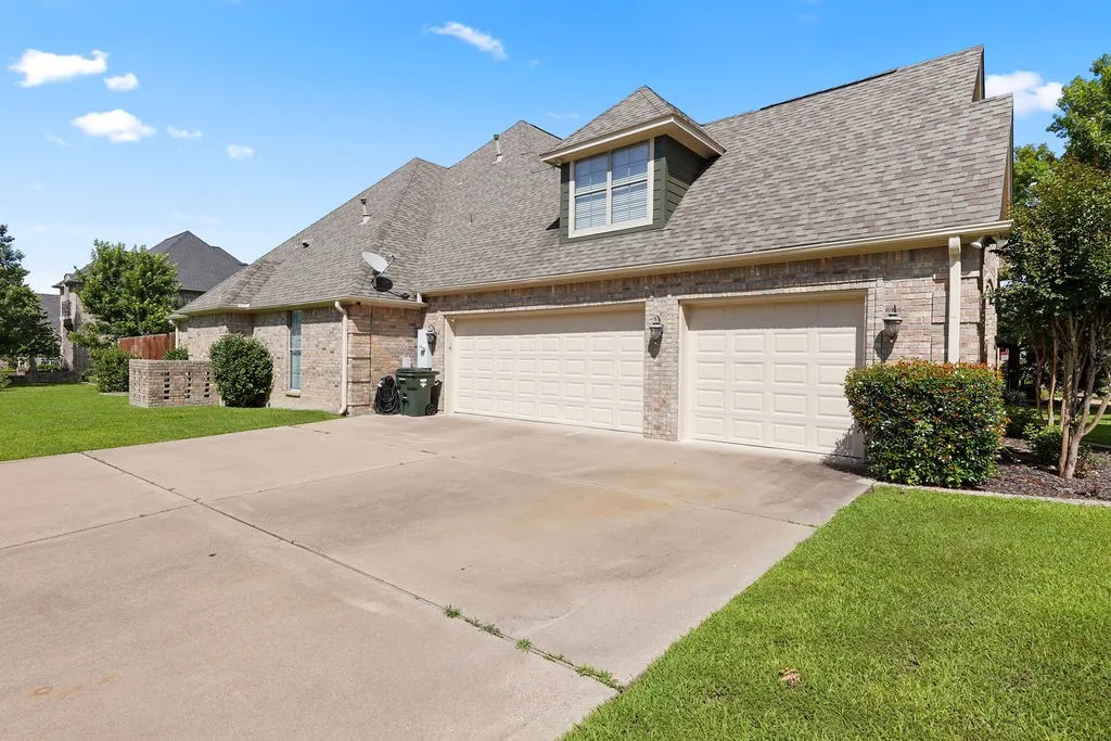 Single Family Residence For Sale in Smith County , 2322 Kingsmill Circle, Tyler, Texas 75703, 4 Bedroom, 4 Bathroom, 3 Garage spaces, 3,556 Sqft, built in 2004, mls#21384369, Real Estate Agent in Tyler, Homes For Sale in Smith county, Homes For Sale in Tyler, Realtor in Tyler Texas, Real Estate Brokerage Independent Realty Texas, Luminita Cordes Realtor