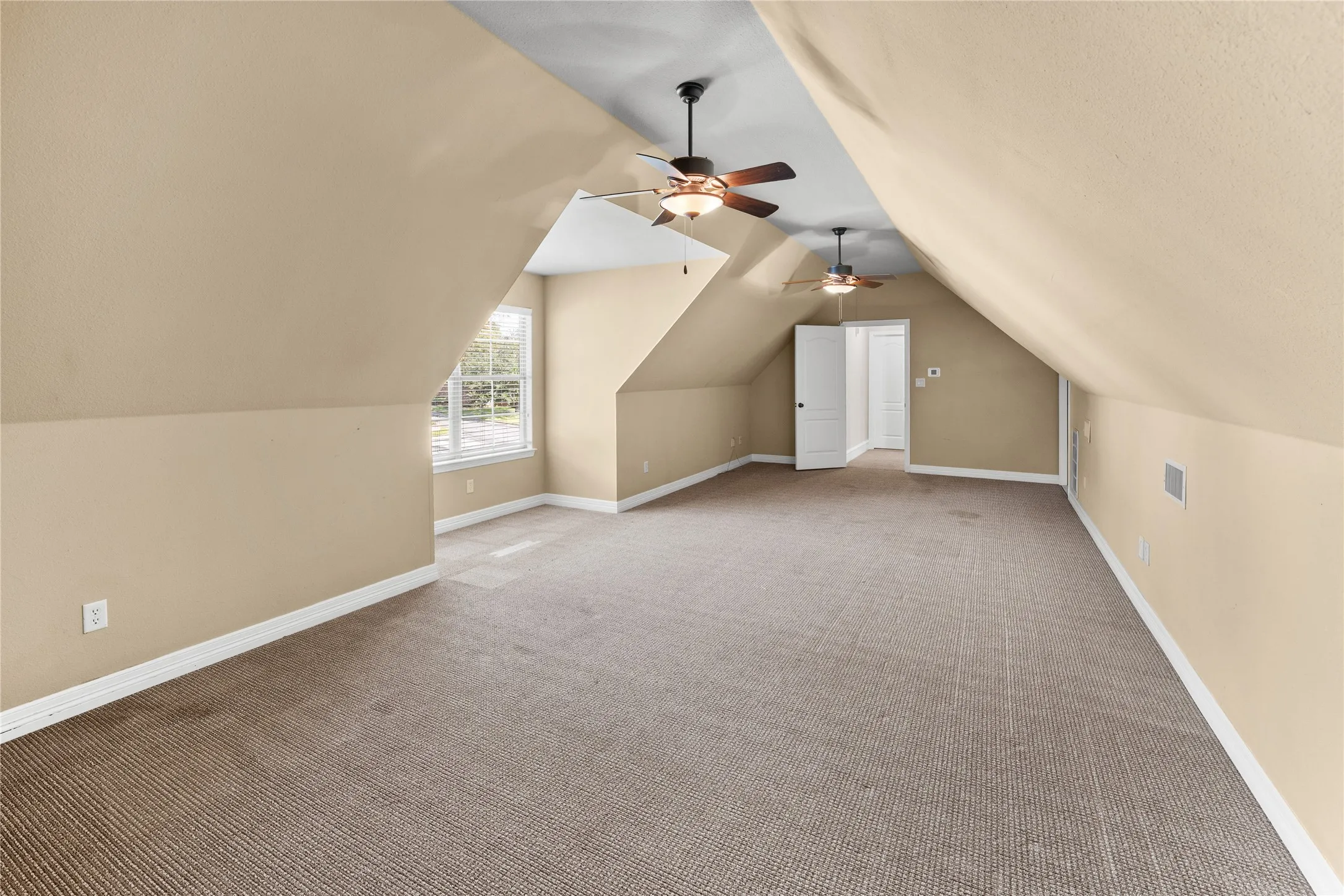 Single Family Residence For Sale in Smith County , 2322 Kingsmill Circle, Tyler, Texas 75703, 4 Bedroom, 4 Bathroom, 3 Garage spaces, 3,556 Sqft, built in 2004, mls#21384369, Real Estate Agent in Tyler, Homes For Sale in Smith county, Homes For Sale in Tyler, Realtor in Tyler Texas, Real Estate Brokerage Independent Realty Texas, Luminita Cordes Realtor