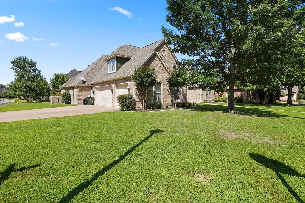 Single Family Residence For Sale in Smith County , 2322 Kingsmill Circle, Tyler, Texas 75703, 4 Bedroom, 4 Bathroom, 3 Garage spaces, 3,556 Sqft, built in 2004, mls#21384369, Real Estate Agent in Tyler, Homes For Sale in Smith county, Homes For Sale in Tyler, Realtor in Tyler Texas, Real Estate Brokerage Independent Realty Texas, Luminita Cordes Realtor