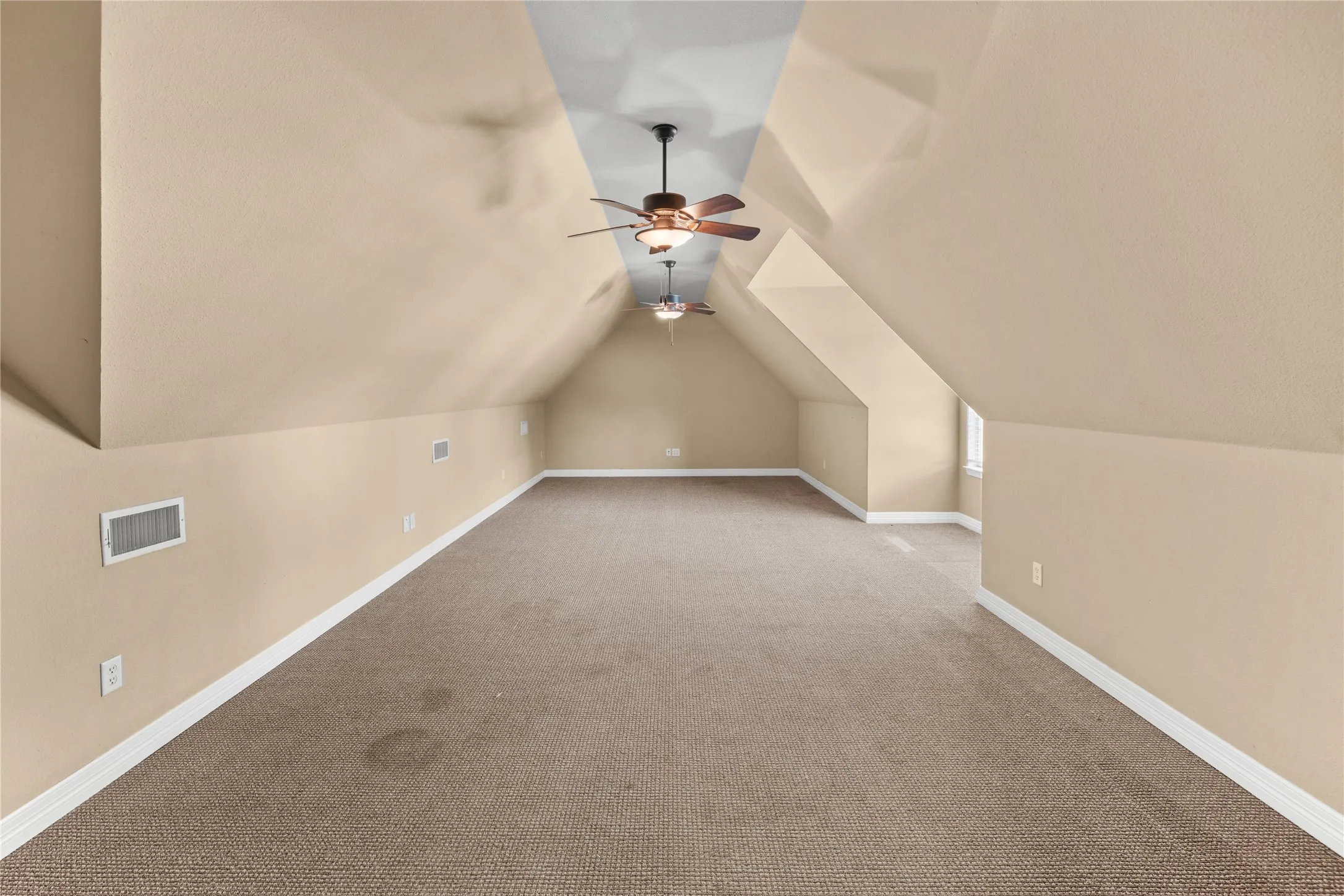 Single Family Residence For Sale in Smith County , 2322 Kingsmill Circle, Tyler, Texas 75703, 4 Bedroom, 4 Bathroom, 3 Garage spaces, 3,556 Sqft, built in 2004, mls#21384369, Real Estate Agent in Tyler, Homes For Sale in Smith county, Homes For Sale in Tyler, Realtor in Tyler Texas, Real Estate Brokerage Independent Realty Texas, Luminita Cordes Realtor