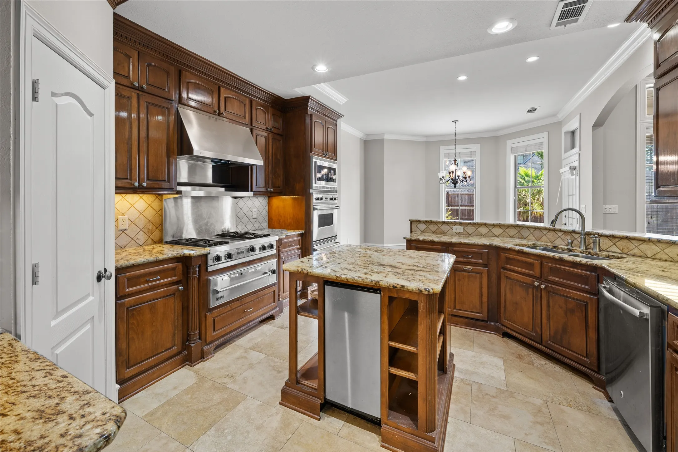 Single Family Residence For Sale in Smith County , 2322 Kingsmill Circle, Tyler, Texas 75703, 4 Bedroom, 4 Bathroom, 3 Garage spaces, 3,556 Sqft, built in 2004, mls#21384369, Real Estate Agent in Tyler, Homes For Sale in Smith county, Homes For Sale in Tyler, Realtor in Tyler Texas, Real Estate Brokerage Independent Realty Texas, Luminita Cordes Realtor