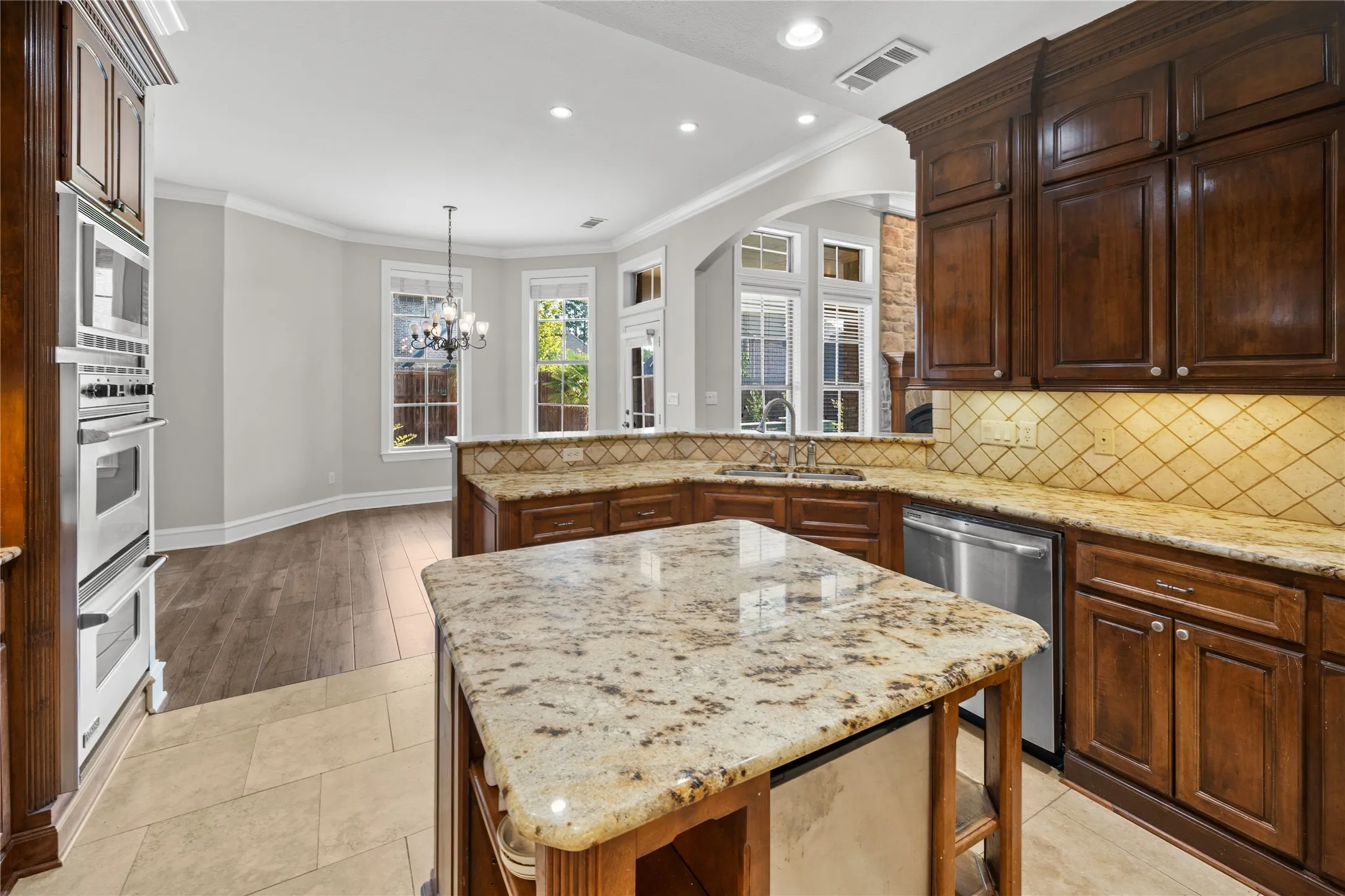 Single Family Residence For Sale in Smith County , 2322 Kingsmill Circle, Tyler, Texas 75703, 4 Bedroom, 4 Bathroom, 3 Garage spaces, 3,556 Sqft, built in 2004, mls#21384369, Real Estate Agent in Tyler, Homes For Sale in Smith county, Homes For Sale in Tyler, Realtor in Tyler Texas, Real Estate Brokerage Independent Realty Texas, Luminita Cordes Realtor