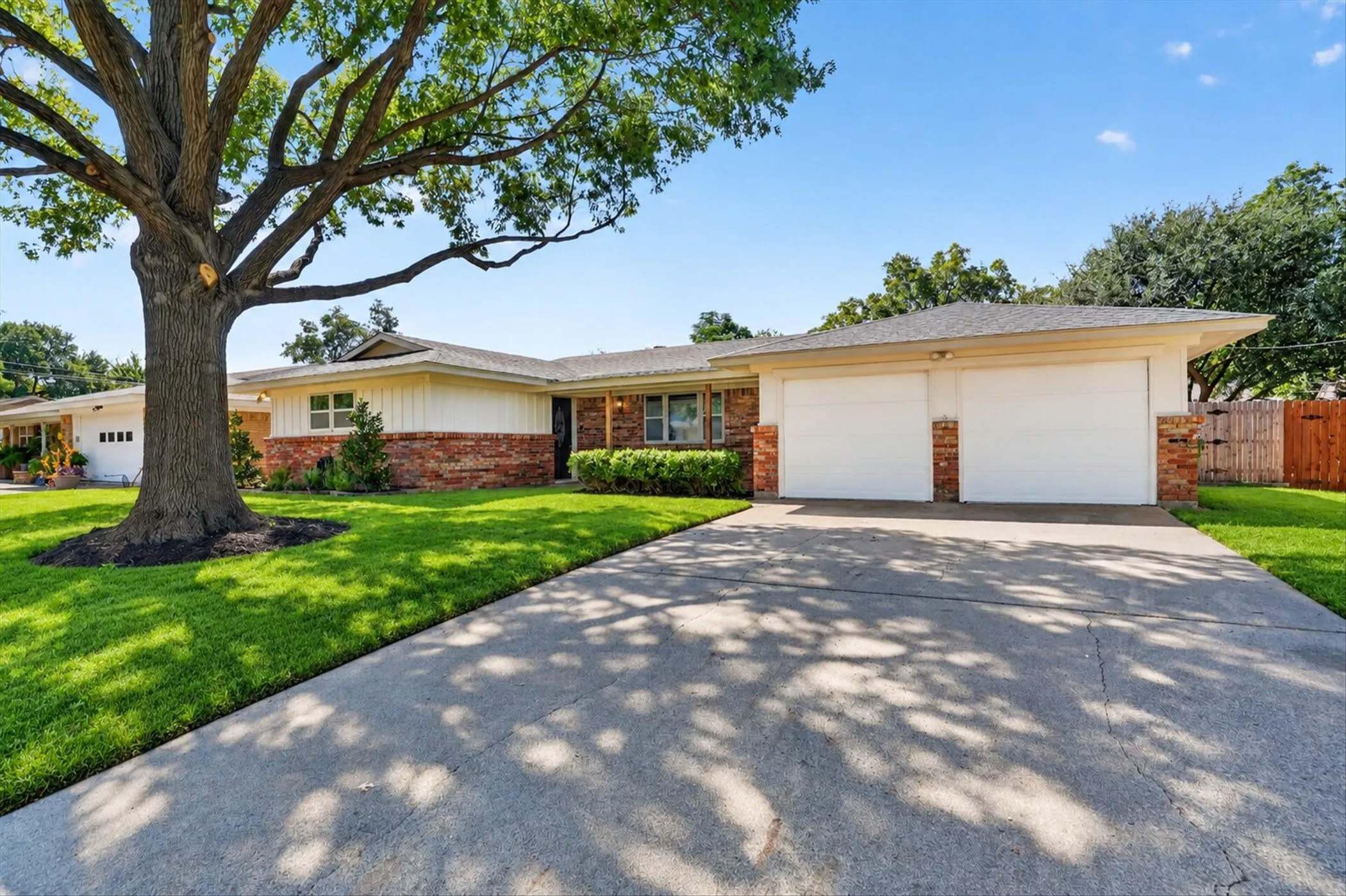 Single Family Residence For Sale in Tarrant County , 429 Fieldwood Terrace, Hurst, Texas 76053, 3 Bedroom, 2 Bathroom, 2 Garage spaces, 1,455 Sqft, built in 1960, mls#21384282, Real Estate Agent in Hurst, Homes For Sale in Tarrant county, Homes For Sale in Hurst, Realtor in Hurst Texas, Real Estate Brokerage Independent Realty Texas, Luminita Cordes Realtor