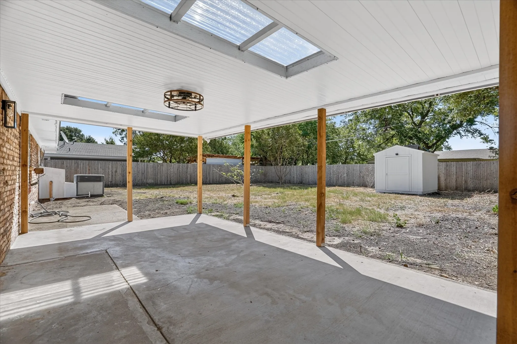 Single Family Residence For Sale in Tarrant County , 429 Fieldwood Terrace, Hurst, Texas 76053, 3 Bedroom, 2 Bathroom, 2 Garage spaces, 1,455 Sqft, built in 1960, mls#21384282, Real Estate Agent in Hurst, Homes For Sale in Tarrant county, Homes For Sale in Hurst, Realtor in Hurst Texas, Real Estate Brokerage Independent Realty Texas, Luminita Cordes Realtor