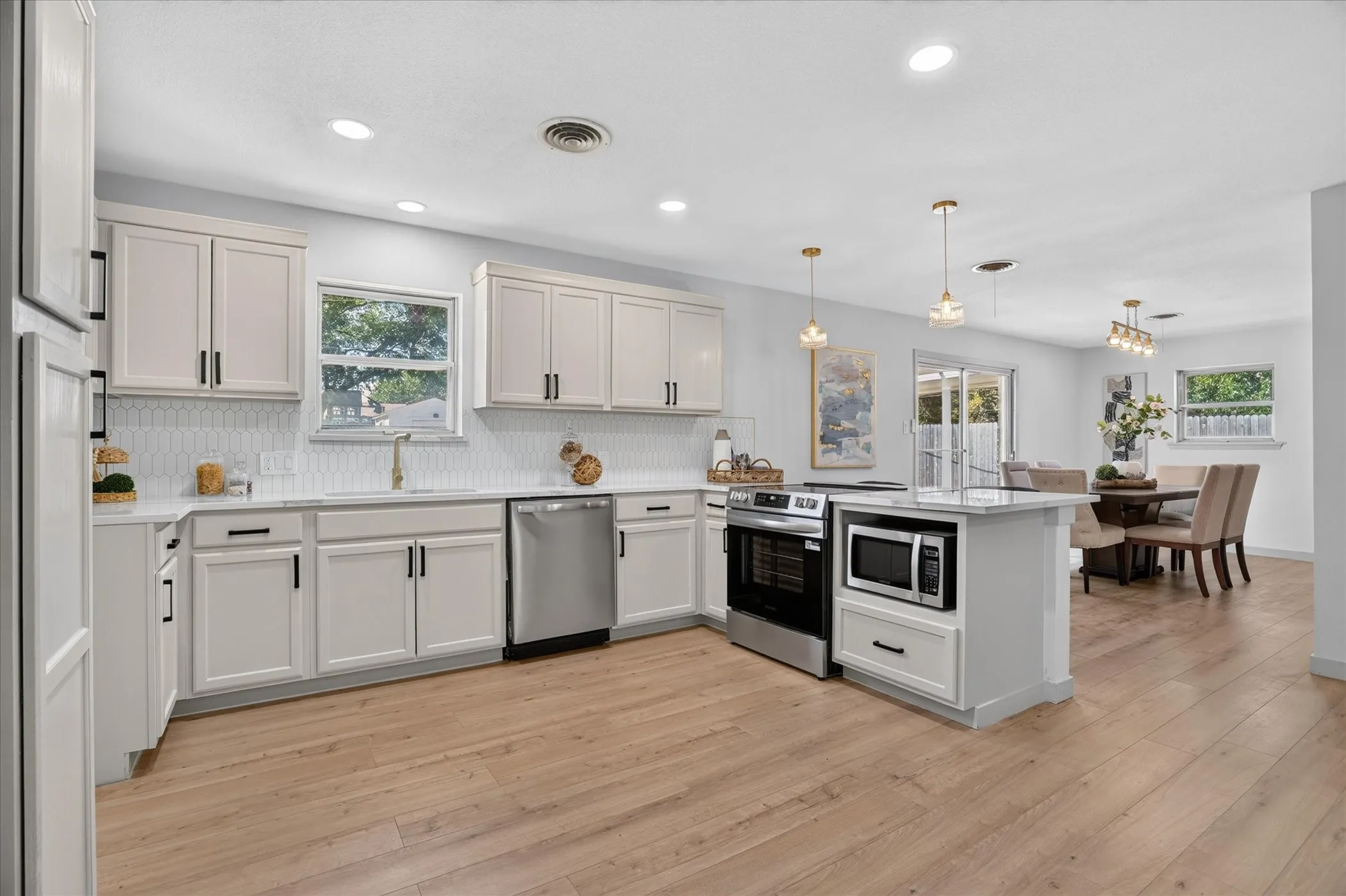 Single Family Residence For Sale in Tarrant County , 429 Fieldwood Terrace, Hurst, Texas 76053, 3 Bedroom, 2 Bathroom, 2 Garage spaces, 1,455 Sqft, built in 1960, mls#21384282, Real Estate Agent in Hurst, Homes For Sale in Tarrant county, Homes For Sale in Hurst, Realtor in Hurst Texas, Real Estate Brokerage Independent Realty Texas, Luminita Cordes Realtor
