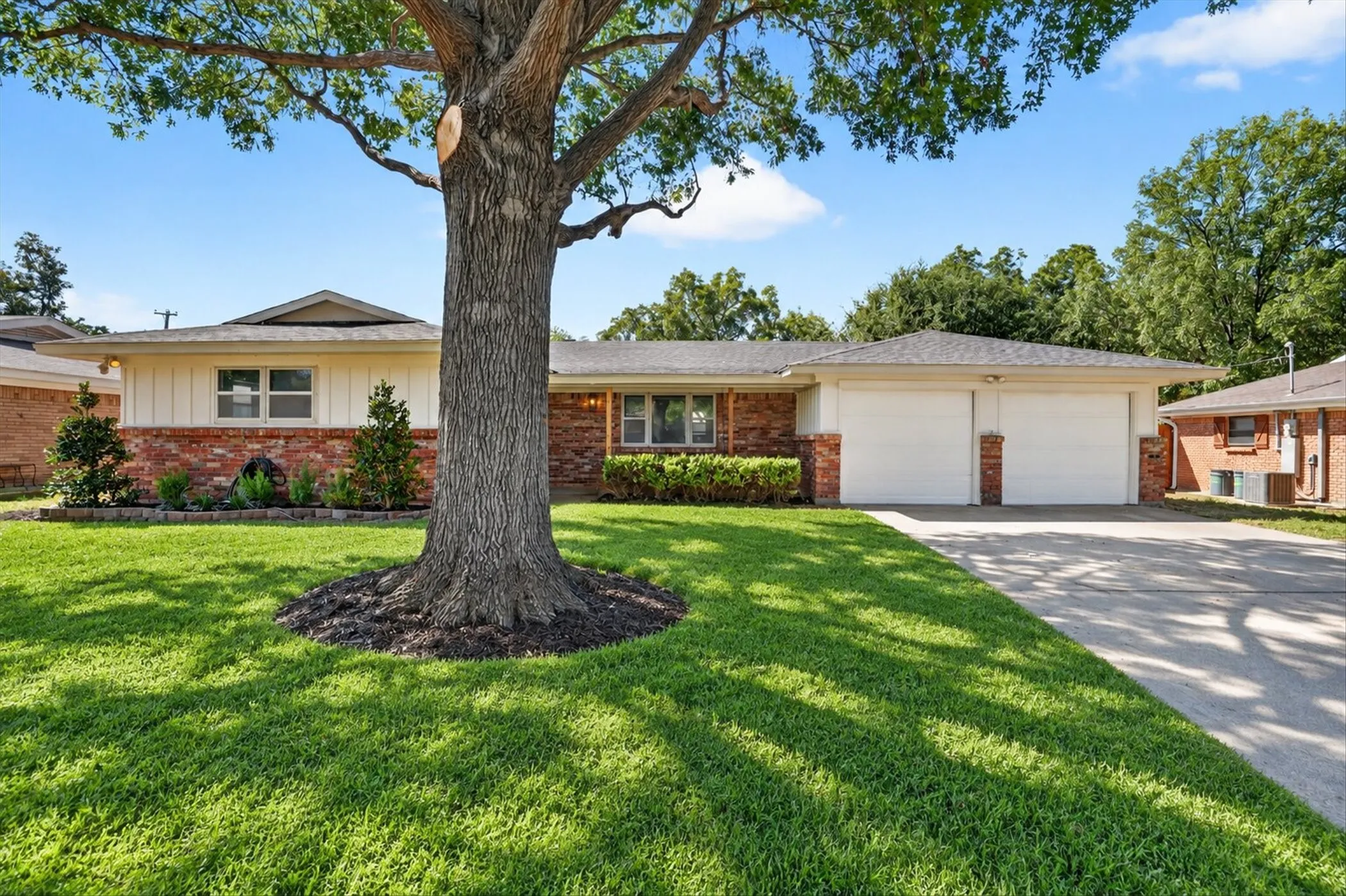 Single Family Residence For Sale in Tarrant County , 429 Fieldwood Terrace, Hurst, Texas 76053, 3 Bedroom, 2 Bathroom, 2 Garage spaces, 1,455 Sqft, built in 1960, mls#21384282, Real Estate Agent in Hurst, Homes For Sale in Tarrant county, Homes For Sale in Hurst, Realtor in Hurst Texas, Real Estate Brokerage Independent Realty Texas, Luminita Cordes Realtor