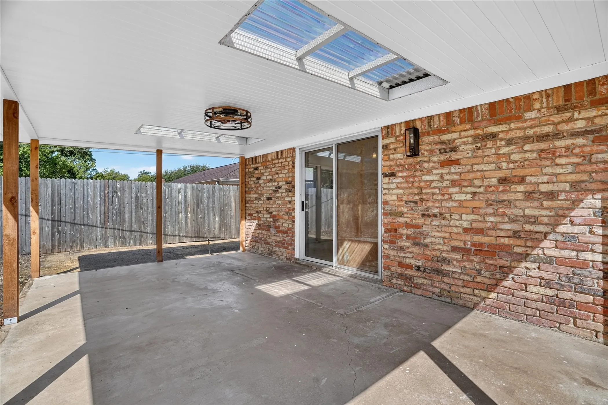 Single Family Residence For Sale in Tarrant County , 429 Fieldwood Terrace, Hurst, Texas 76053, 3 Bedroom, 2 Bathroom, 2 Garage spaces, 1,455 Sqft, built in 1960, mls#21384282, Real Estate Agent in Hurst, Homes For Sale in Tarrant county, Homes For Sale in Hurst, Realtor in Hurst Texas, Real Estate Brokerage Independent Realty Texas, Luminita Cordes Realtor