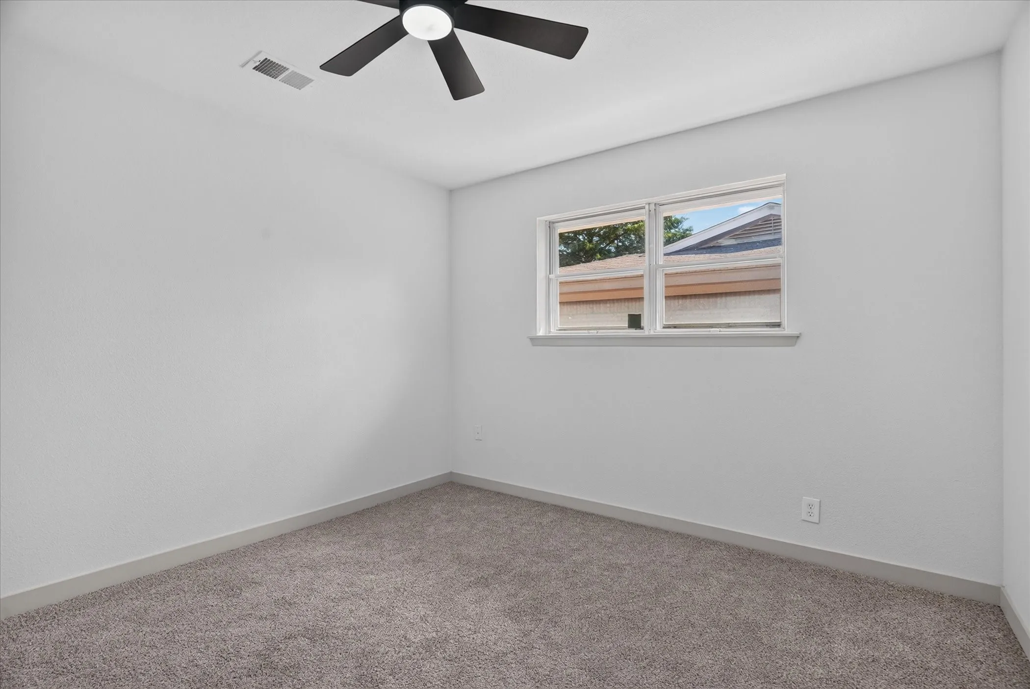 Single Family Residence For Sale in Tarrant County , 429 Fieldwood Terrace, Hurst, Texas 76053, 3 Bedroom, 2 Bathroom, 2 Garage spaces, 1,455 Sqft, built in 1960, mls#21384282, Real Estate Agent in Hurst, Homes For Sale in Tarrant county, Homes For Sale in Hurst, Realtor in Hurst Texas, Real Estate Brokerage Independent Realty Texas, Luminita Cordes Realtor