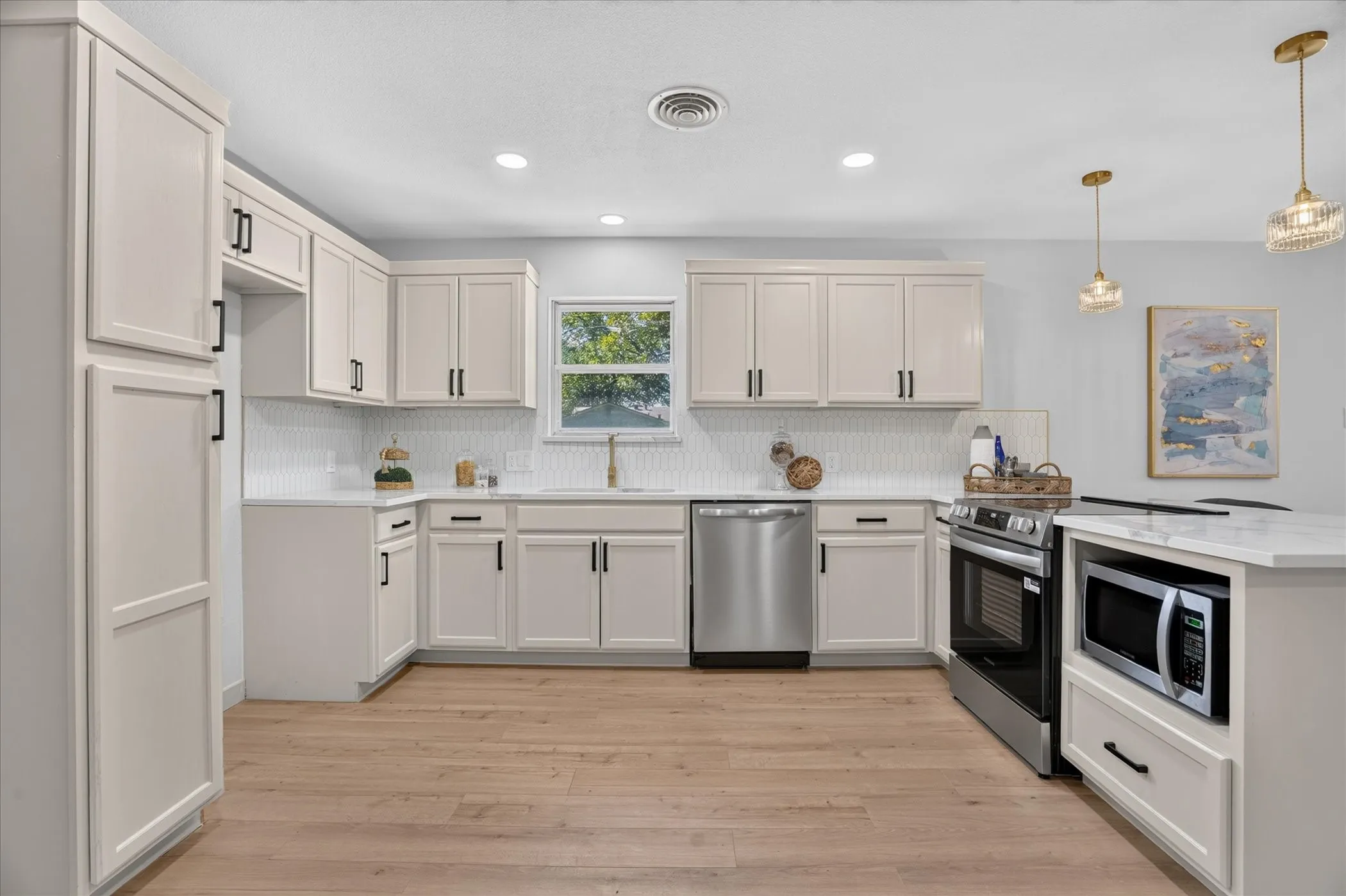 Single Family Residence For Sale in Tarrant County , 429 Fieldwood Terrace, Hurst, Texas 76053, 3 Bedroom, 2 Bathroom, 2 Garage spaces, 1,455 Sqft, built in 1960, mls#21384282, Real Estate Agent in Hurst, Homes For Sale in Tarrant county, Homes For Sale in Hurst, Realtor in Hurst Texas, Real Estate Brokerage Independent Realty Texas, Luminita Cordes Realtor