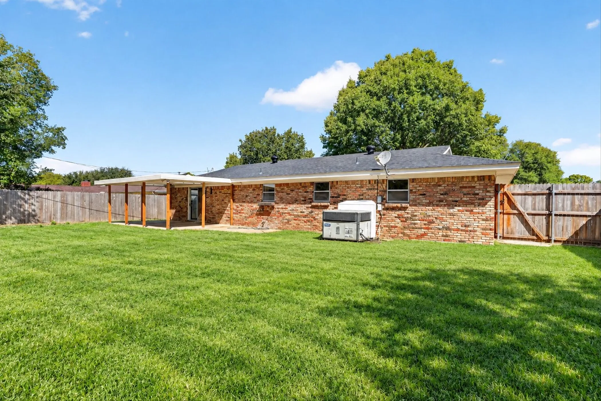 Single Family Residence For Sale in Tarrant County , 429 Fieldwood Terrace, Hurst, Texas 76053, 3 Bedroom, 2 Bathroom, 2 Garage spaces, 1,455 Sqft, built in 1960, mls#21384282, Real Estate Agent in Hurst, Homes For Sale in Tarrant county, Homes For Sale in Hurst, Realtor in Hurst Texas, Real Estate Brokerage Independent Realty Texas, Luminita Cordes Realtor