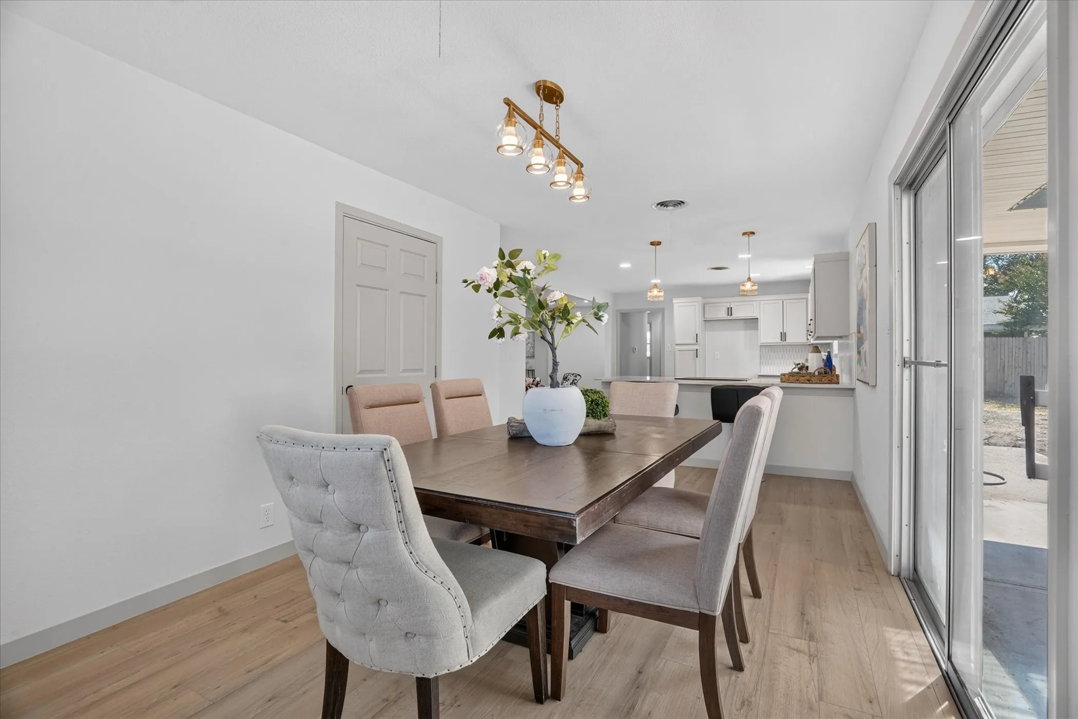Single Family Residence For Sale in Tarrant County , 429 Fieldwood Terrace, Hurst, Texas 76053, 3 Bedroom, 2 Bathroom, 2 Garage spaces, 1,455 Sqft, built in 1960, mls#21384282, Real Estate Agent in Hurst, Homes For Sale in Tarrant county, Homes For Sale in Hurst, Realtor in Hurst Texas, Real Estate Brokerage Independent Realty Texas, Luminita Cordes Realtor