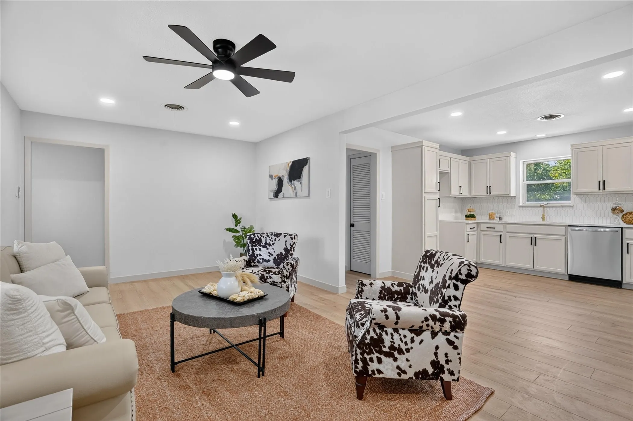 Single Family Residence For Sale in Tarrant County , 429 Fieldwood Terrace, Hurst, Texas 76053, 3 Bedroom, 2 Bathroom, 2 Garage spaces, 1,455 Sqft, built in 1960, mls#21384282, Real Estate Agent in Hurst, Homes For Sale in Tarrant county, Homes For Sale in Hurst, Realtor in Hurst Texas, Real Estate Brokerage Independent Realty Texas, Luminita Cordes Realtor