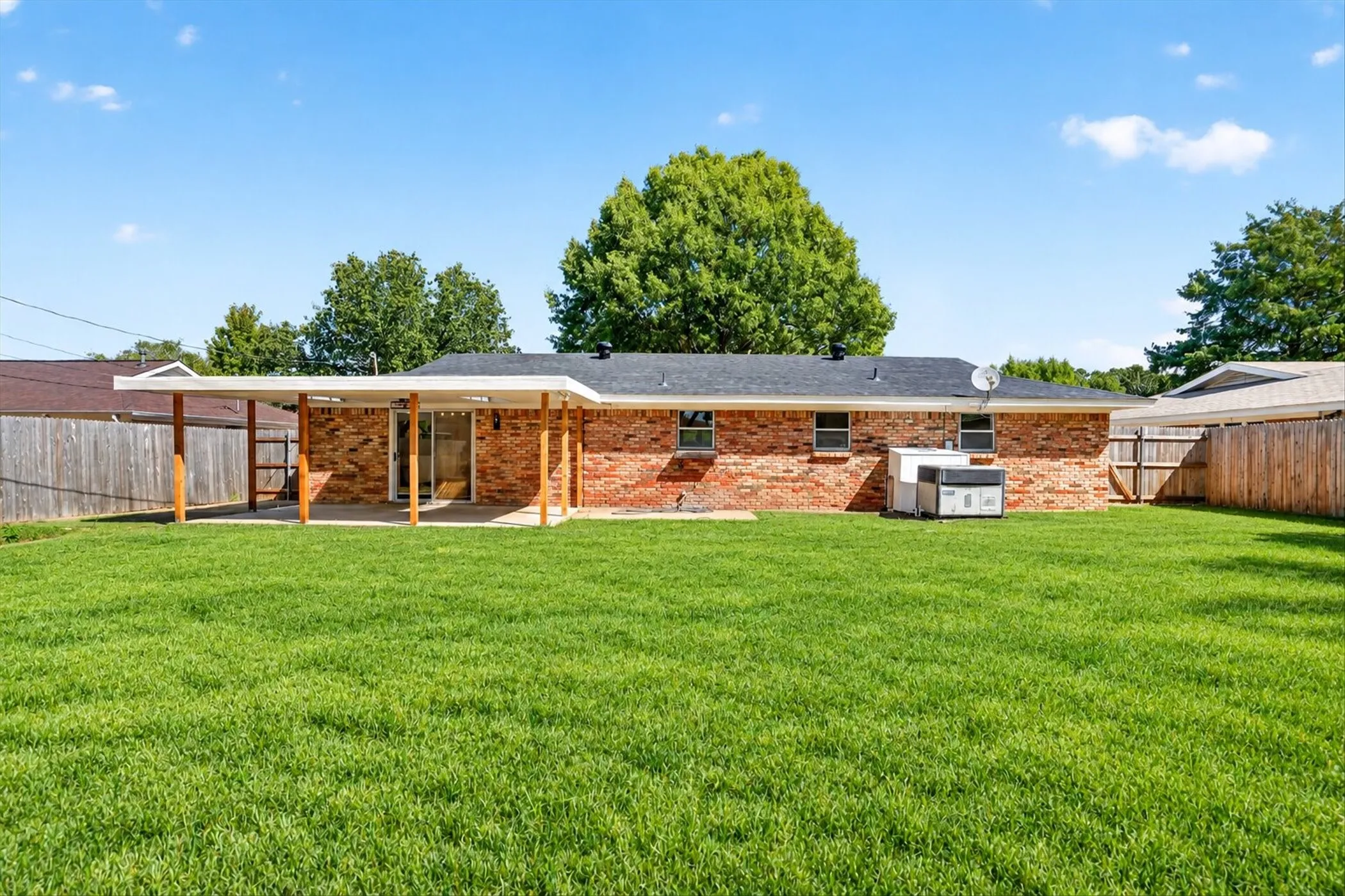 Single Family Residence For Sale in Tarrant County , 429 Fieldwood Terrace, Hurst, Texas 76053, 3 Bedroom, 2 Bathroom, 2 Garage spaces, 1,455 Sqft, built in 1960, mls#21384282, Real Estate Agent in Hurst, Homes For Sale in Tarrant county, Homes For Sale in Hurst, Realtor in Hurst Texas, Real Estate Brokerage Independent Realty Texas, Luminita Cordes Realtor