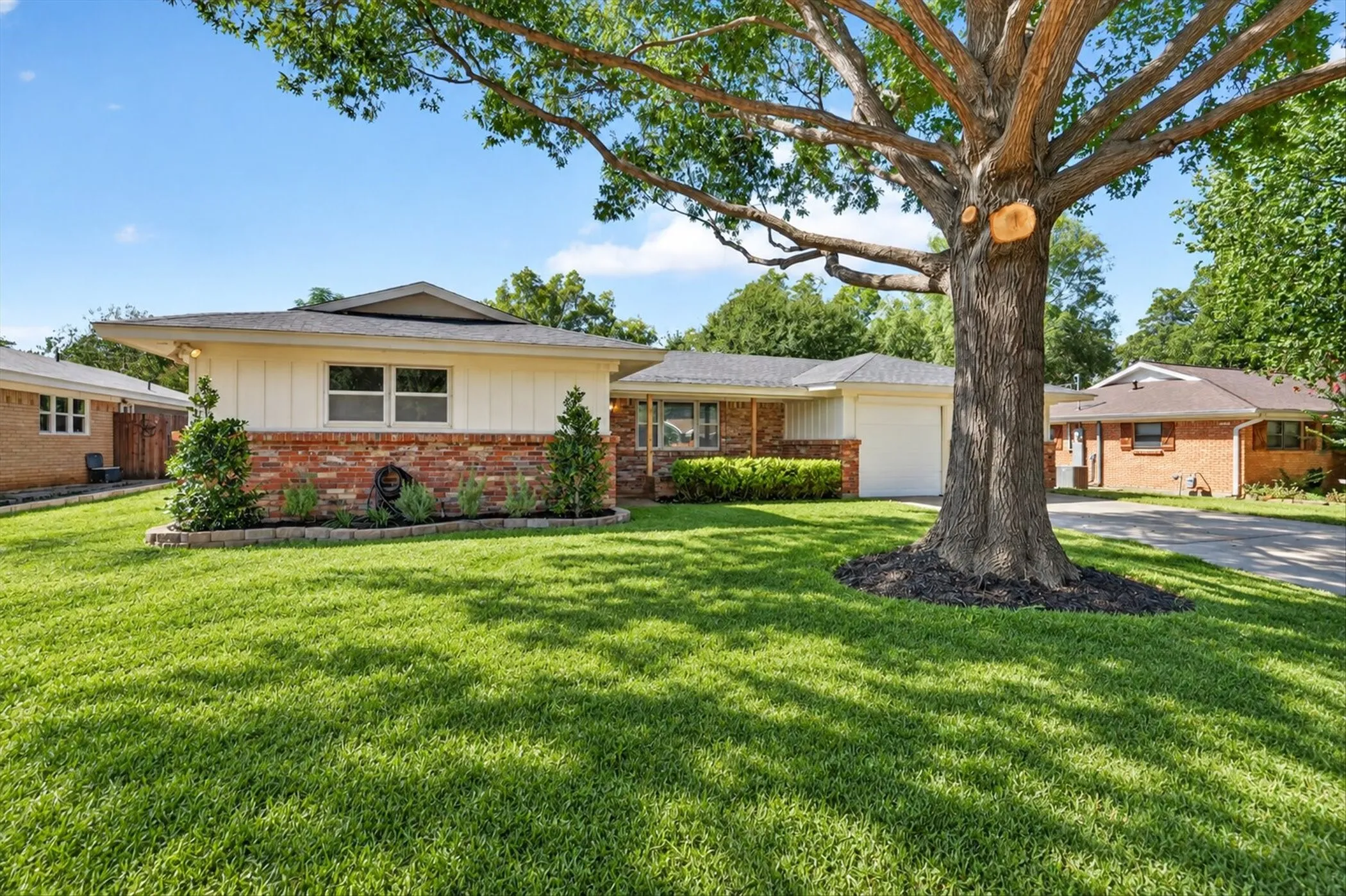 Single Family Residence For Sale in Tarrant County , 429 Fieldwood Terrace, Hurst, Texas 76053, 3 Bedroom, 2 Bathroom, 2 Garage spaces, 1,455 Sqft, built in 1960, mls#21384282, Real Estate Agent in Hurst, Homes For Sale in Tarrant county, Homes For Sale in Hurst, Realtor in Hurst Texas, Real Estate Brokerage Independent Realty Texas, Luminita Cordes Realtor