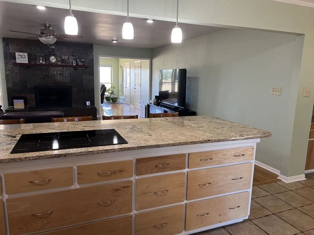Single Family Residence For Sale in Brown County , 4401 River Oaks Drive, Brownwood, Texas 76801, 3 Bedroom, 3 Bathroom, 2 Garage spaces, 2,329 Sqft, built in 1978, mls#21384251, Real Estate Agent in Brownwood, Homes For Sale in Brown county, Homes For Sale in Brownwood, Realtor in Brownwood Texas, Real Estate Brokerage Independent Realty Texas, Luminita Cordes Realtor