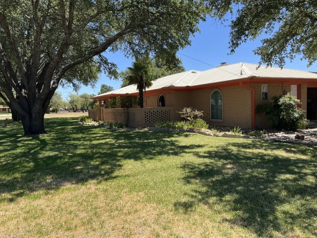 Single Family Residence For Sale in Brown County , 4401 River Oaks Drive, Brownwood, Texas 76801, 3 Bedroom, 3 Bathroom, 2 Garage spaces, 2,329 Sqft, built in 1978, mls#21384251, Real Estate Agent in Brownwood, Homes For Sale in Brown county, Homes For Sale in Brownwood, Realtor in Brownwood Texas, Real Estate Brokerage Independent Realty Texas, Luminita Cordes Realtor