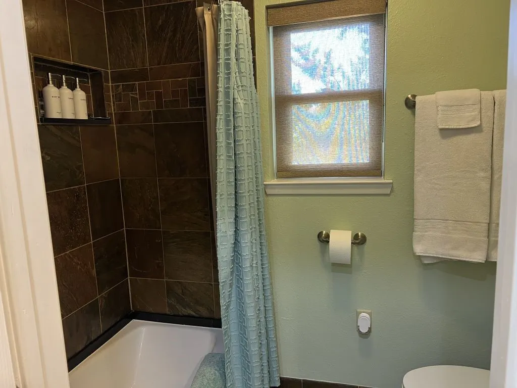 Single Family Residence For Sale in Brown County , 4401 River Oaks Drive, Brownwood, Texas 76801, 3 Bedroom, 3 Bathroom, 2 Garage spaces, 2,329 Sqft, built in 1978, mls#21384251, Real Estate Agent in Brownwood, Homes For Sale in Brown county, Homes For Sale in Brownwood, Realtor in Brownwood Texas, Real Estate Brokerage Independent Realty Texas, Luminita Cordes Realtor