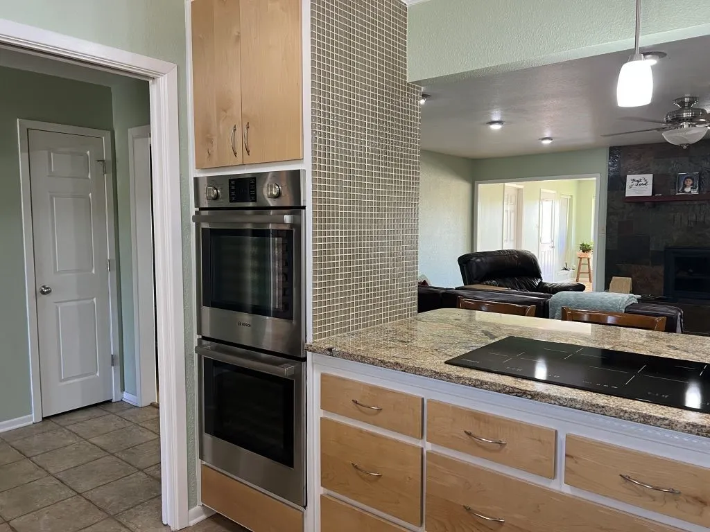 Single Family Residence For Sale in Brown County , 4401 River Oaks Drive, Brownwood, Texas 76801, 3 Bedroom, 3 Bathroom, 2 Garage spaces, 2,329 Sqft, built in 1978, mls#21384251, Real Estate Agent in Brownwood, Homes For Sale in Brown county, Homes For Sale in Brownwood, Realtor in Brownwood Texas, Real Estate Brokerage Independent Realty Texas, Luminita Cordes Realtor