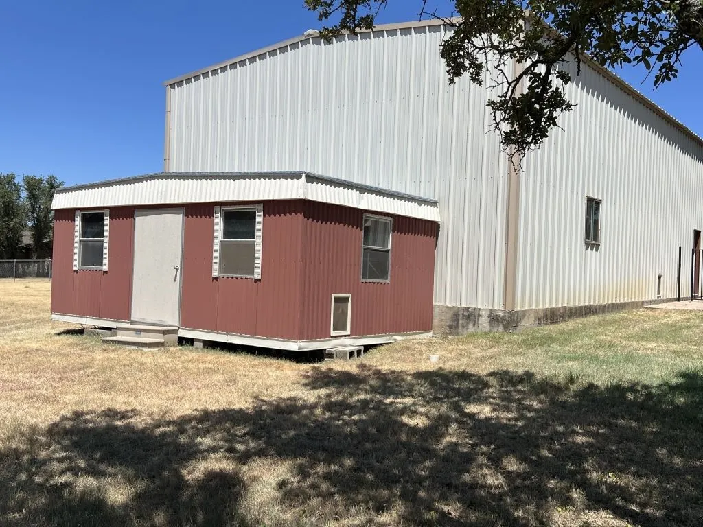 Single Family Residence For Sale in Brown County , 4401 River Oaks Drive, Brownwood, Texas 76801, 3 Bedroom, 3 Bathroom, 2 Garage spaces, 2,329 Sqft, built in 1978, mls#21384251, Real Estate Agent in Brownwood, Homes For Sale in Brown county, Homes For Sale in Brownwood, Realtor in Brownwood Texas, Real Estate Brokerage Independent Realty Texas, Luminita Cordes Realtor