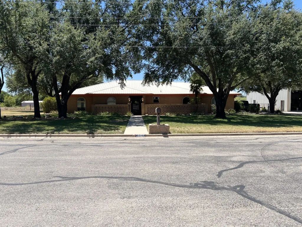 Single Family Residence For Sale in Brown County , 4401 River Oaks Drive, Brownwood, Texas 76801, 3 Bedroom, 3 Bathroom, 2 Garage spaces, 2,329 Sqft, built in 1978, mls#21384251, Real Estate Agent in Brownwood, Homes For Sale in Brown county, Homes For Sale in Brownwood, Realtor in Brownwood Texas, Real Estate Brokerage Independent Realty Texas, Luminita Cordes Realtor
