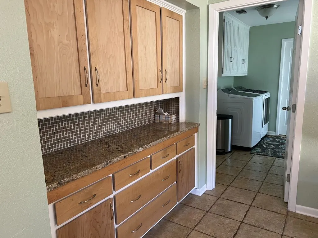 Single Family Residence For Sale in Brown County , 4401 River Oaks Drive, Brownwood, Texas 76801, 3 Bedroom, 3 Bathroom, 2 Garage spaces, 2,329 Sqft, built in 1978, mls#21384251, Real Estate Agent in Brownwood, Homes For Sale in Brown county, Homes For Sale in Brownwood, Realtor in Brownwood Texas, Real Estate Brokerage Independent Realty Texas, Luminita Cordes Realtor