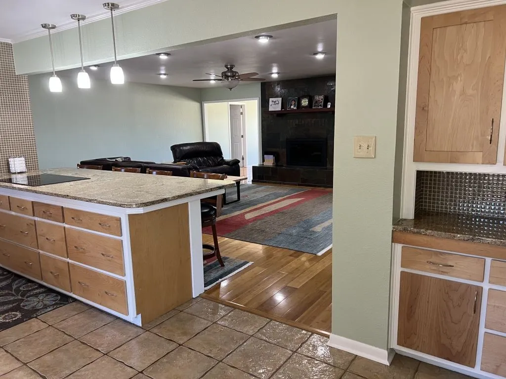 Single Family Residence For Sale in Brown County , 4401 River Oaks Drive, Brownwood, Texas 76801, 3 Bedroom, 3 Bathroom, 2 Garage spaces, 2,329 Sqft, built in 1978, mls#21384251, Real Estate Agent in Brownwood, Homes For Sale in Brown county, Homes For Sale in Brownwood, Realtor in Brownwood Texas, Real Estate Brokerage Independent Realty Texas, Luminita Cordes Realtor