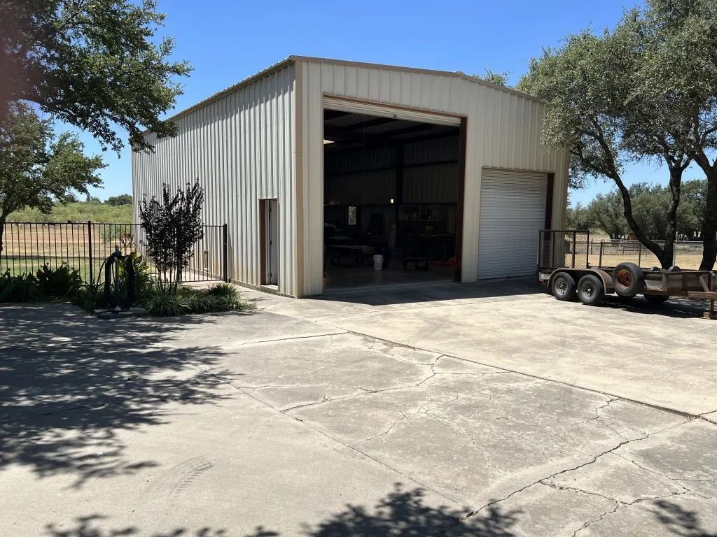 Single Family Residence For Sale in Brown County , 4401 River Oaks Drive, Brownwood, Texas 76801, 3 Bedroom, 3 Bathroom, 2 Garage spaces, 2,329 Sqft, built in 1978, mls#21384251, Real Estate Agent in Brownwood, Homes For Sale in Brown county, Homes For Sale in Brownwood, Realtor in Brownwood Texas, Real Estate Brokerage Independent Realty Texas, Luminita Cordes Realtor