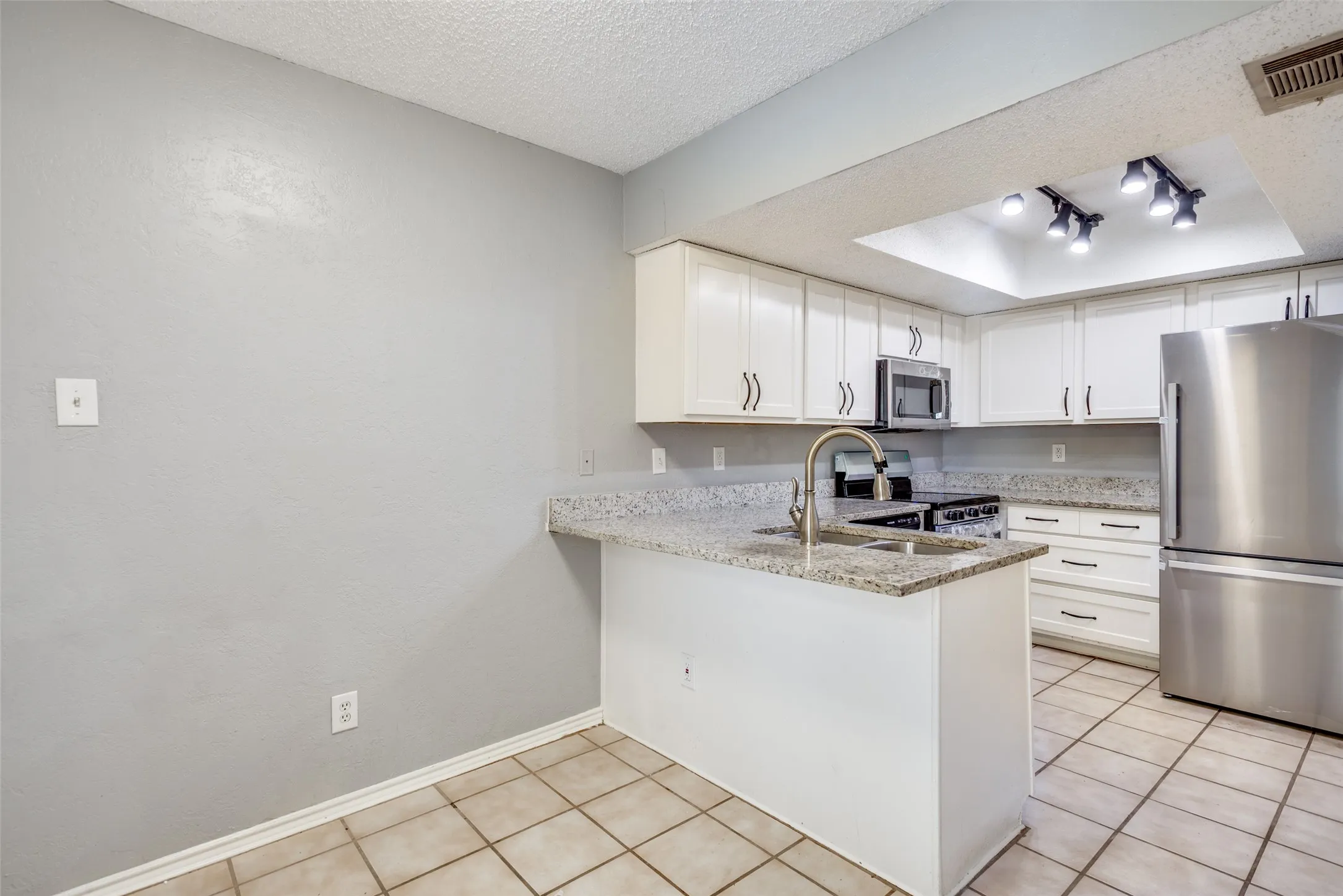 Condominium For Rent in Collin County , 18040 Midway Road 230, Dallas, Texas 75287, 2 Bedroom, 2 Bathroom, 1 Garage spaces, 1,325 Sqft, built in 1984, mls#21384377, Real Estate Agent in Dallas, Homes For Rent in Collin county, Homes For Rent in Dallas, Realtor in Dallas Texas, Real Estate Brokerage Independent Realty Texas, Luminita Cordes Realtor