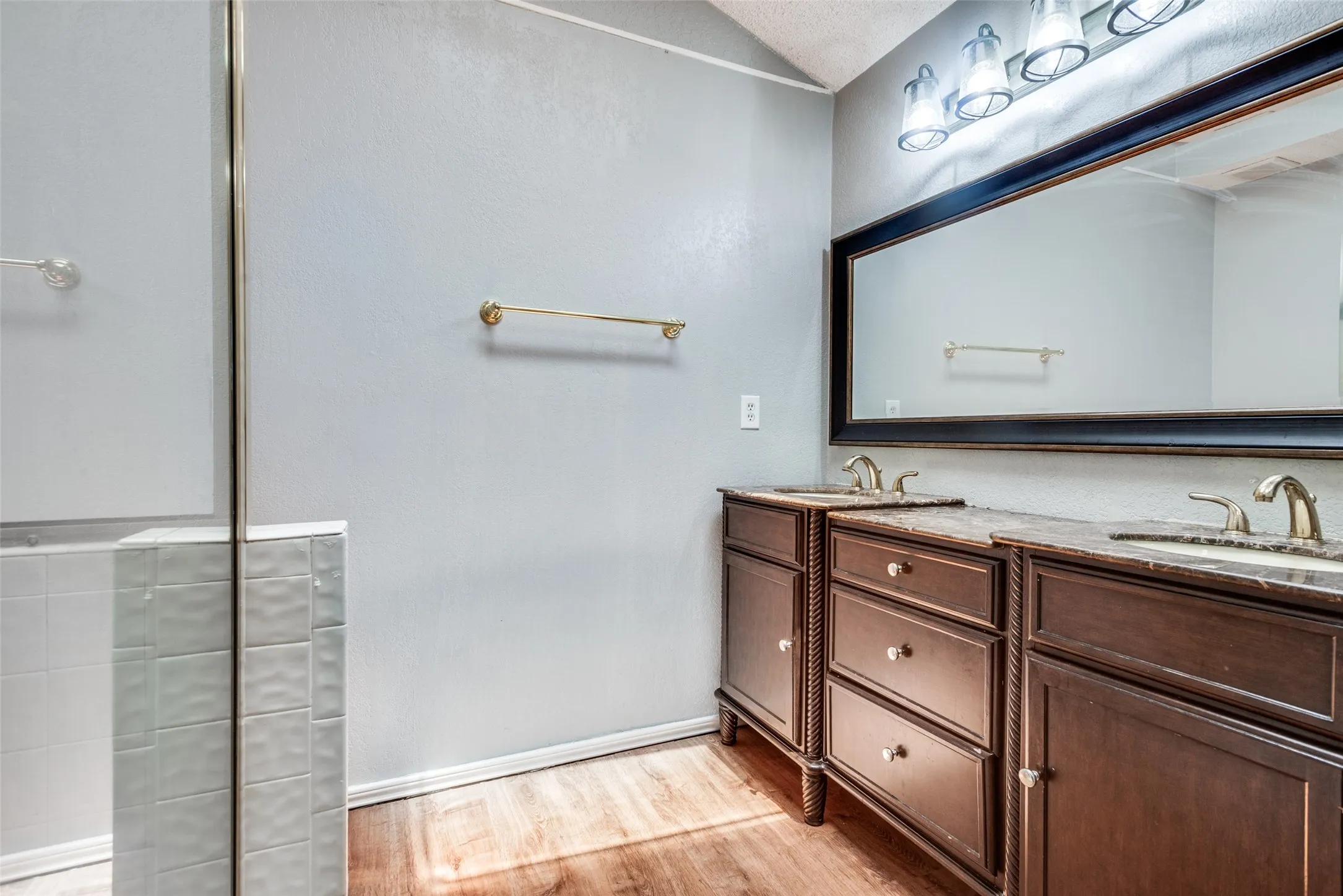 Condominium For Rent in Collin County , 18040 Midway Road 230, Dallas, Texas 75287, 2 Bedroom, 2 Bathroom, 1 Garage spaces, 1,325 Sqft, built in 1984, mls#21384377, Real Estate Agent in Dallas, Homes For Rent in Collin county, Homes For Rent in Dallas, Realtor in Dallas Texas, Real Estate Brokerage Independent Realty Texas, Luminita Cordes Realtor
