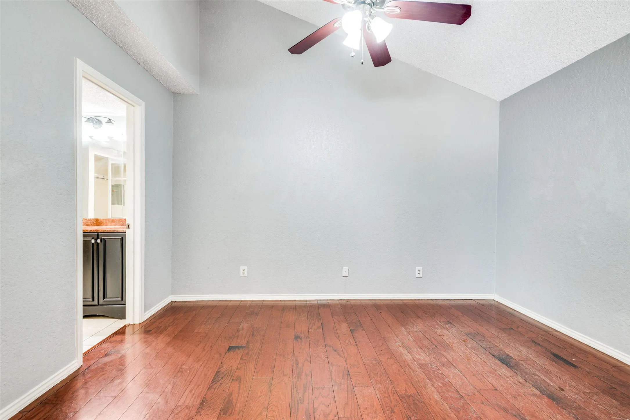 Condominium For Rent in Collin County , 18040 Midway Road 230, Dallas, Texas 75287, 2 Bedroom, 2 Bathroom, 1 Garage spaces, 1,325 Sqft, built in 1984, mls#21384377, Real Estate Agent in Dallas, Homes For Rent in Collin county, Homes For Rent in Dallas, Realtor in Dallas Texas, Real Estate Brokerage Independent Realty Texas, Luminita Cordes Realtor