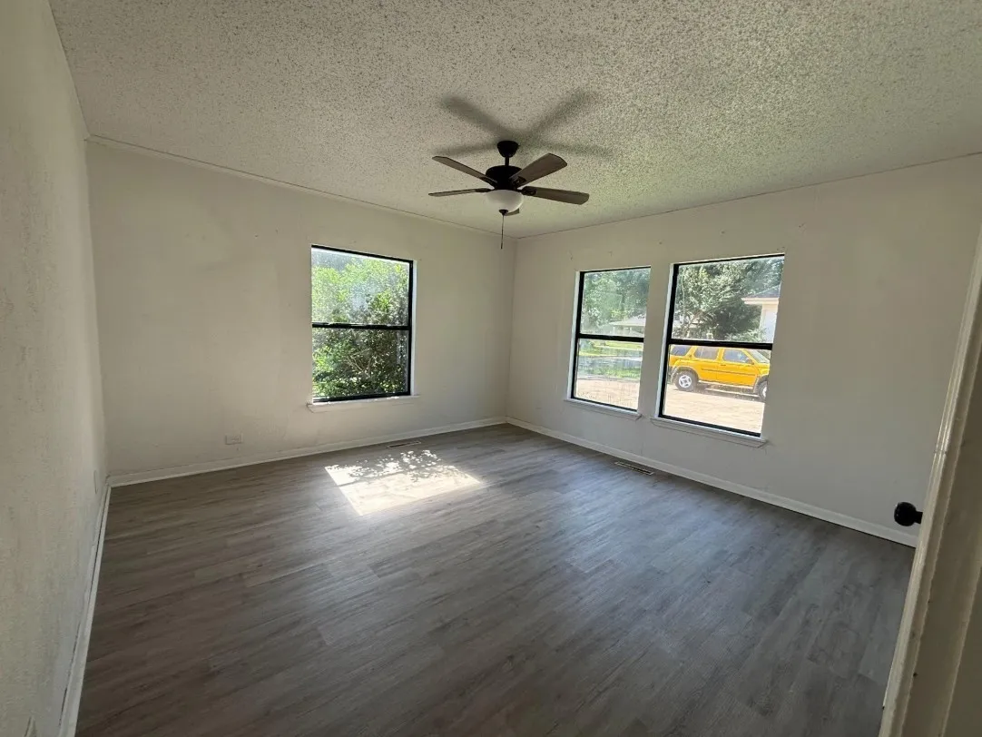 Single Family Residence For Sale in Hunt County , 3910 Johnson Street, Greenville, Texas 75401, 3 Bedroom, 1 Bathroom, 1 Garage spaces, 1,012 Sqft, built in 1969, mls#21384390, Real Estate Agent in Greenville, Homes For Sale in Hunt county, Homes For Sale in Greenville, Realtor in Greenville Texas, Real Estate Brokerage Independent Realty Texas, Luminita Cordes Realtor