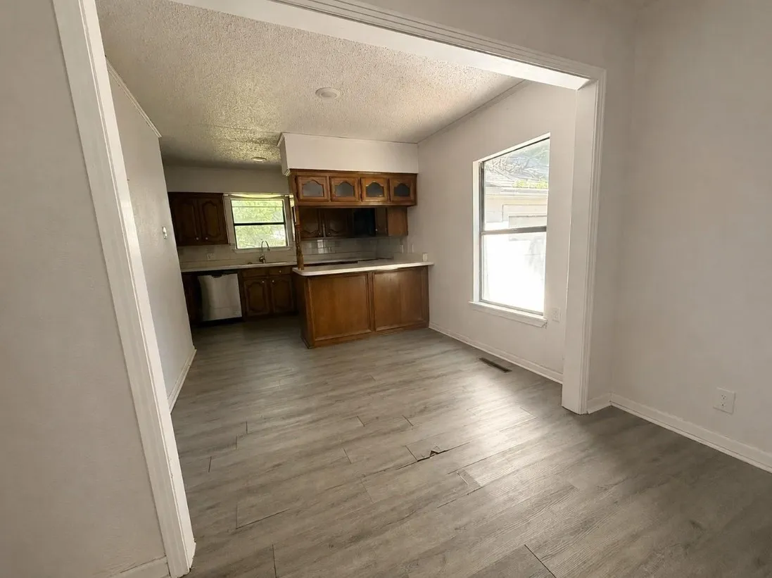 Single Family Residence For Sale in Hunt County , 3910 Johnson Street, Greenville, Texas 75401, 3 Bedroom, 1 Bathroom, 1 Garage spaces, 1,012 Sqft, built in 1969, mls#21384390, Real Estate Agent in Greenville, Homes For Sale in Hunt county, Homes For Sale in Greenville, Realtor in Greenville Texas, Real Estate Brokerage Independent Realty Texas, Luminita Cordes Realtor