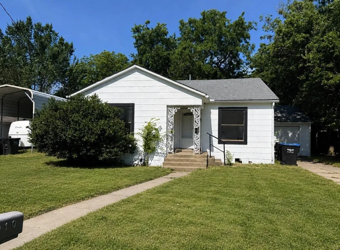 Single Family Residence For Sale in Hunt County , 3910 Johnson Street, Greenville, Texas 75401, 3 Bedroom, 1 Bathroom, 1 Garage spaces, 1,012 Sqft, built in 1969, mls#21384390, Real Estate Agent in Greenville, Homes For Sale in Hunt county, Homes For Sale in Greenville, Realtor in Greenville Texas, Real Estate Brokerage Independent Realty Texas, Luminita Cordes Realtor