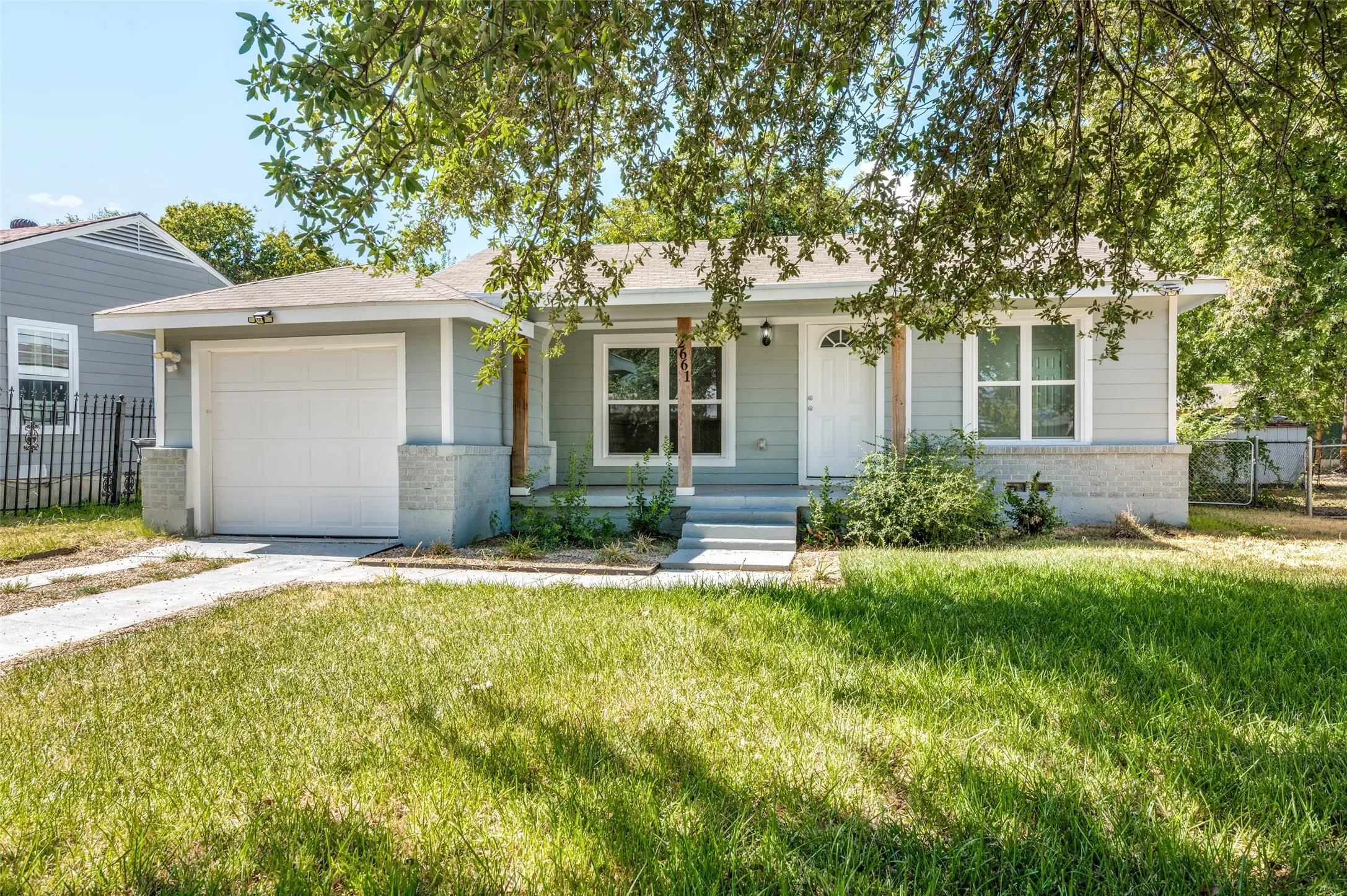 Single Family Residence For Sale in Dallas County , 2661 Hudspeth Avenue, Dallas, Texas 75216, 3 Bedroom, 2 Bathroom, 2 Garage spaces, 1,425 Sqft, built in 1951, mls#21384393, Real Estate Agent in Dallas, Homes For Sale in Dallas county, Homes For Sale in Dallas, Realtor in Dallas Texas, Real Estate Brokerage Independent Realty Texas, Luminita Cordes Realtor