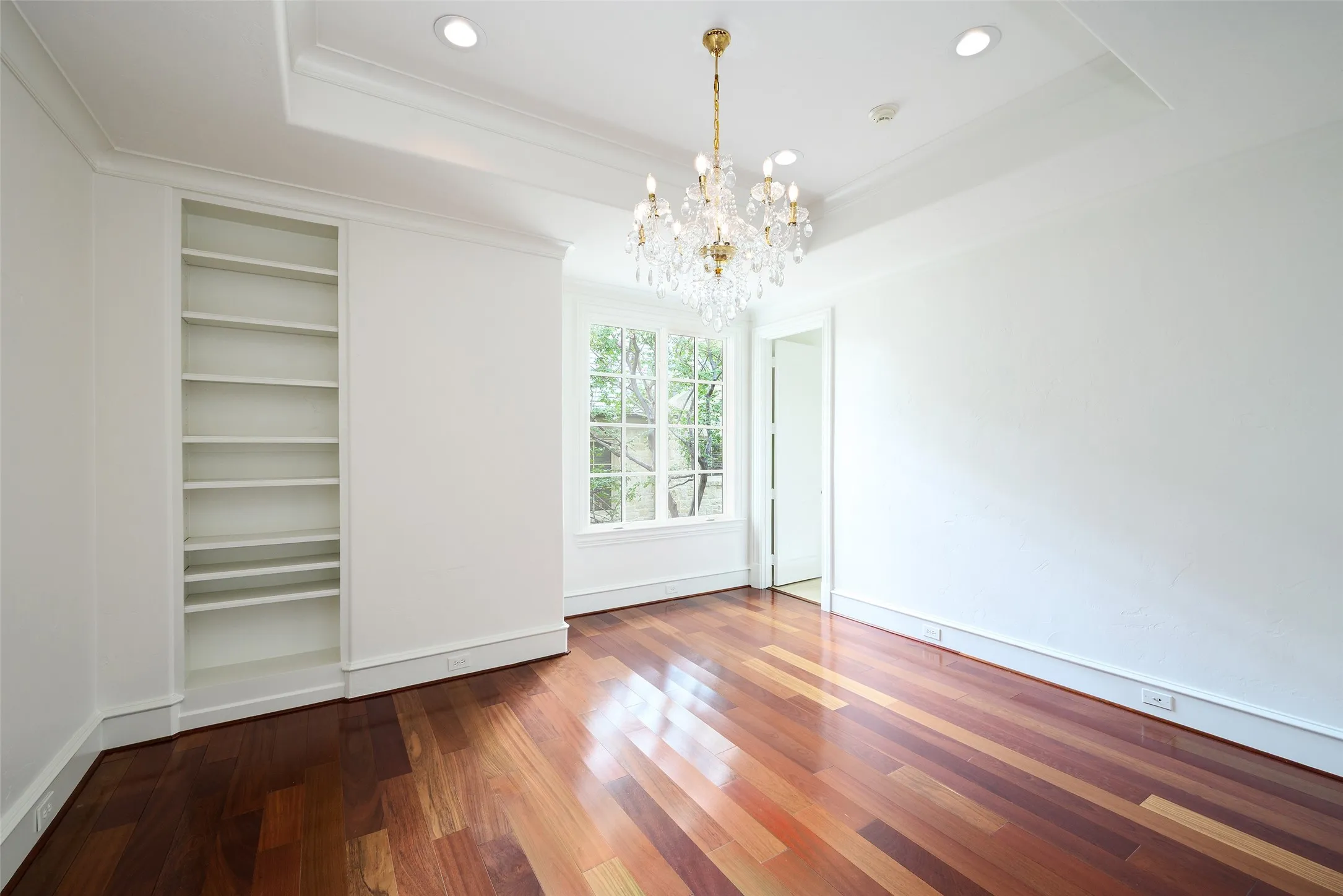 Single Family Residence For Sale in Dallas County , 4421 Livingston Avenue, Highland Park, Texas 75205, 4 Bedroom, 7 Bathroom, 2 Garage spaces, 4,721 Sqft, built in 2005, mls#21383066, Real Estate Agent in Highland Park, Homes For Sale in Dallas county, Homes For Sale in Highland Park, Realtor in Highland Park Texas, Real Estate Brokerage Independent Realty Texas, Luminita Cordes Realtor