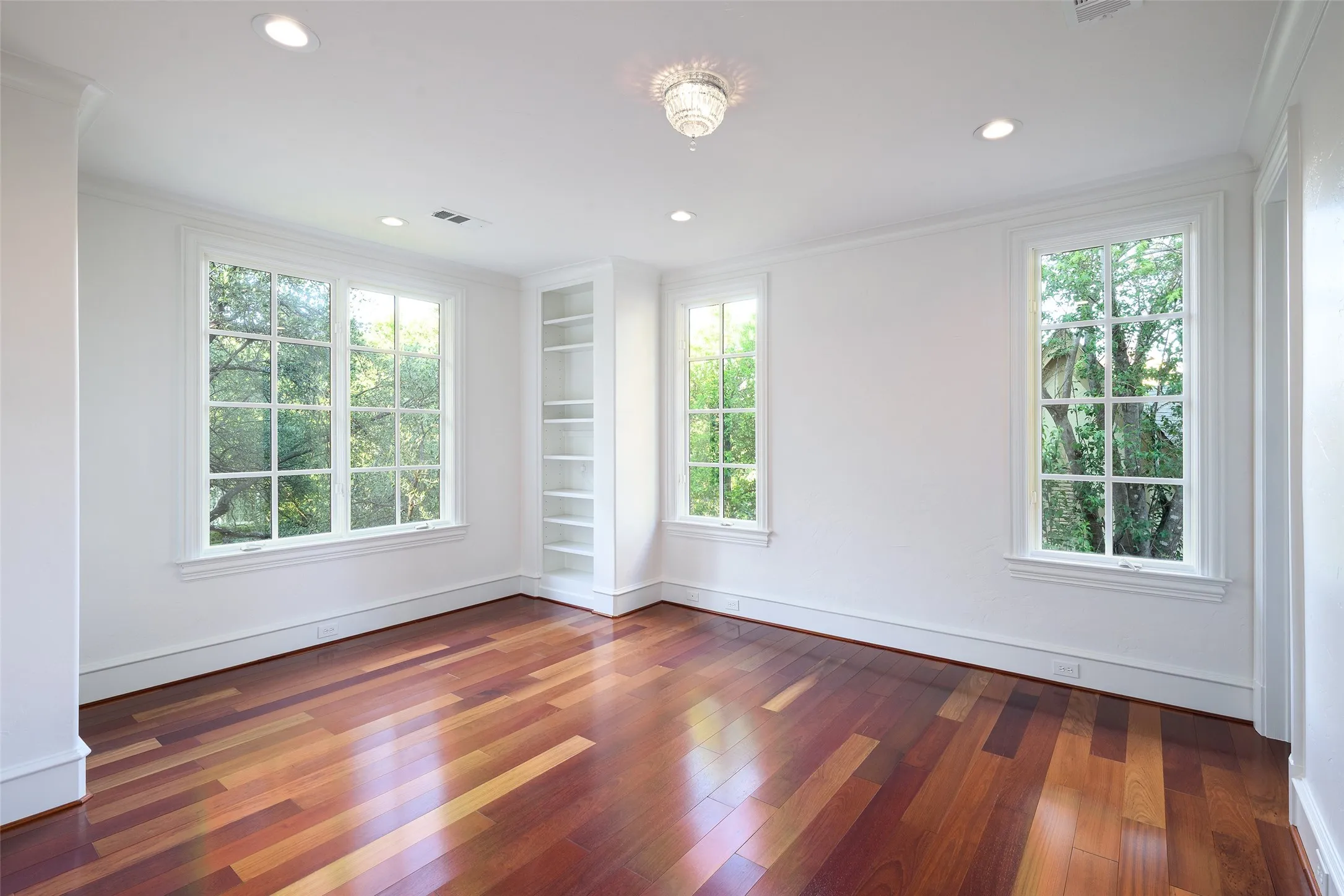 Single Family Residence For Sale in Dallas County , 4421 Livingston Avenue, Highland Park, Texas 75205, 4 Bedroom, 7 Bathroom, 2 Garage spaces, 4,721 Sqft, built in 2005, mls#21383066, Real Estate Agent in Highland Park, Homes For Sale in Dallas county, Homes For Sale in Highland Park, Realtor in Highland Park Texas, Real Estate Brokerage Independent Realty Texas, Luminita Cordes Realtor